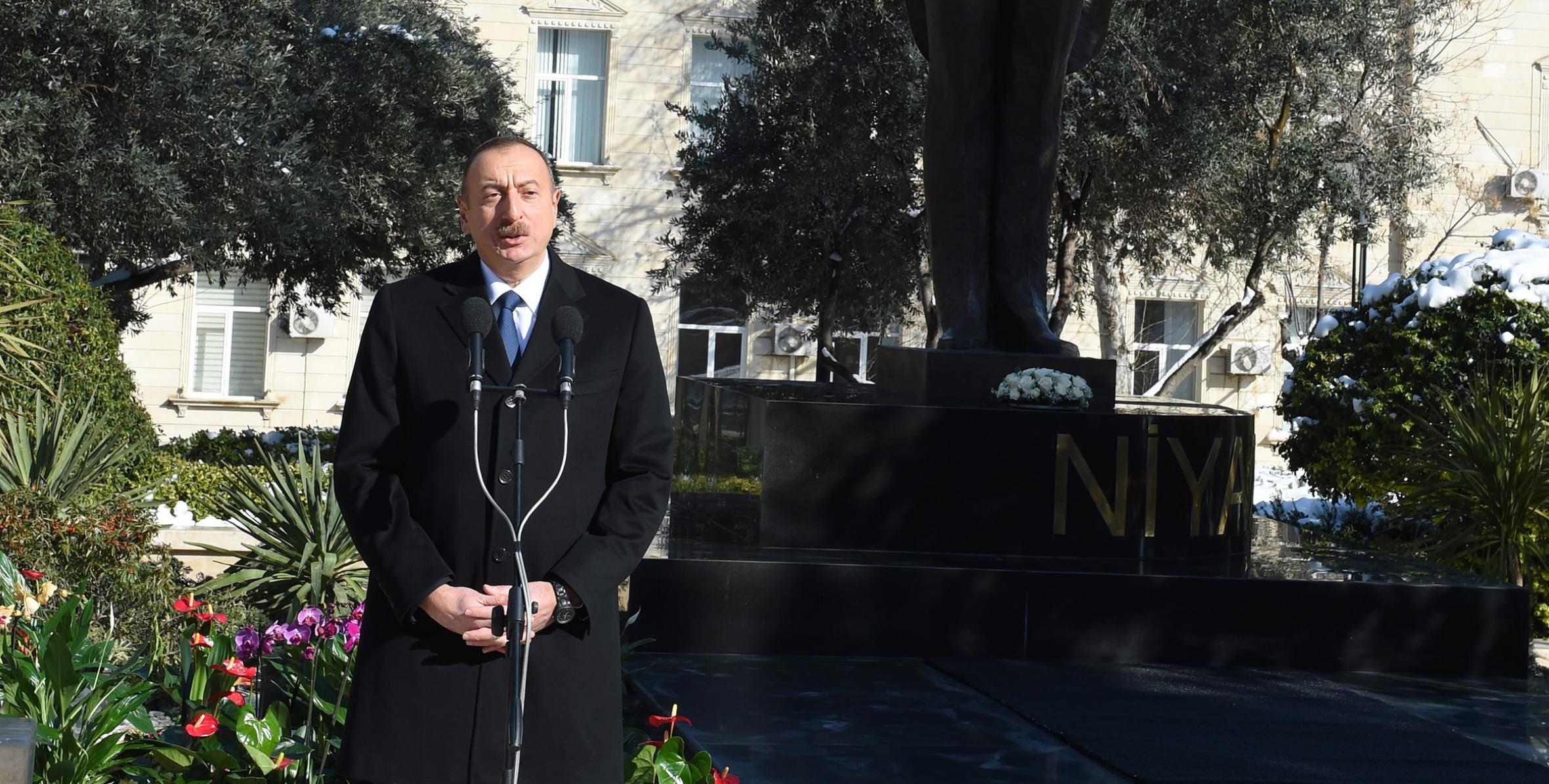 Ильхам Алиев выступил на церемонии открытия памятника выдающемуся дирижеру, маэстро Ниязи в Баку