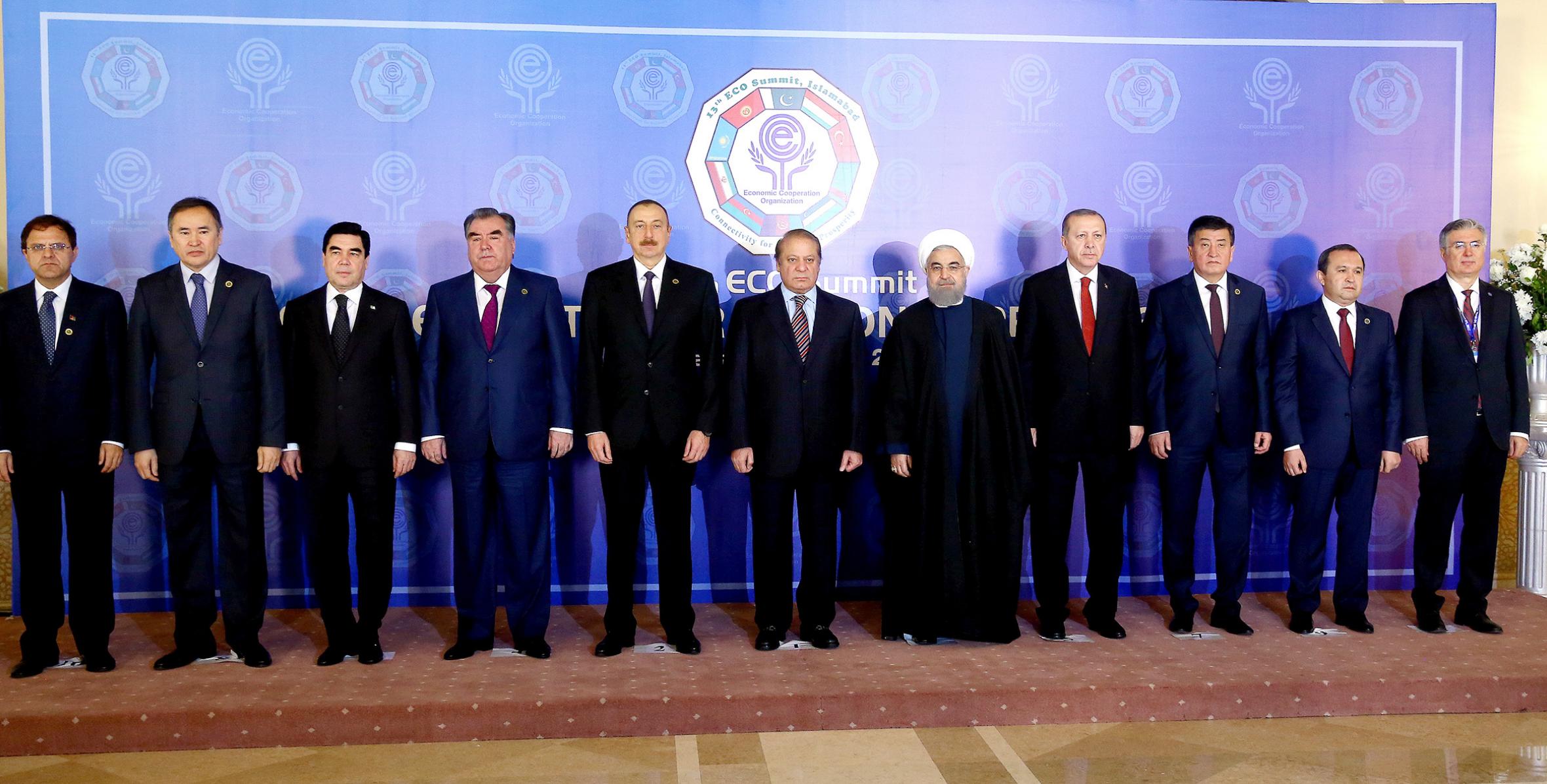 Ильхам Алиев принимает участие в 13-м Саммите Организации экономического сотрудничества в Исламабаде