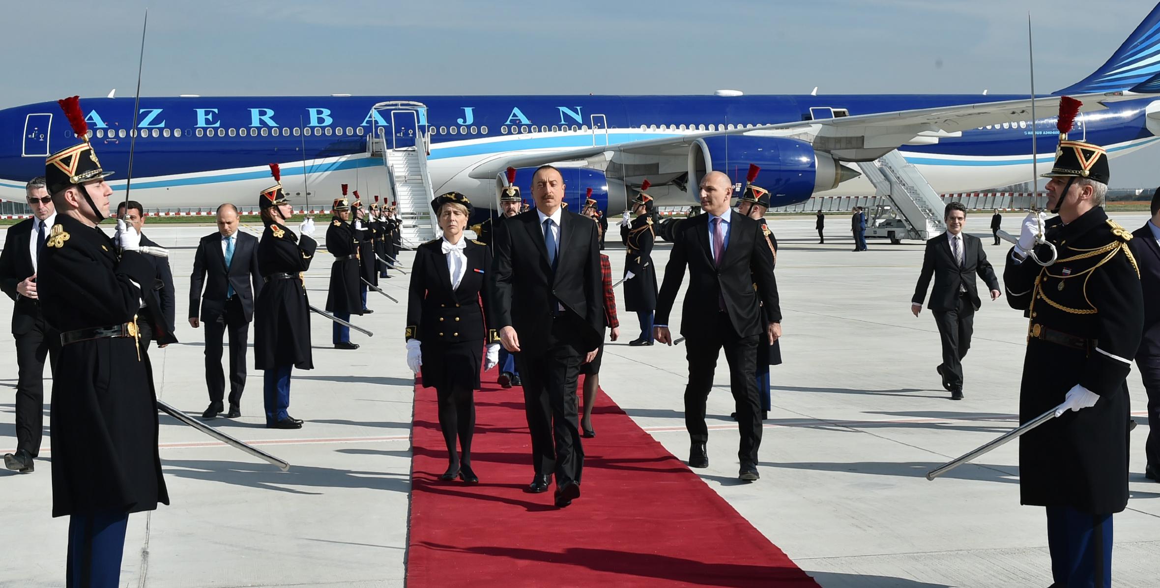 Ильхам Алиев прибыл с официальным визитом во Францию