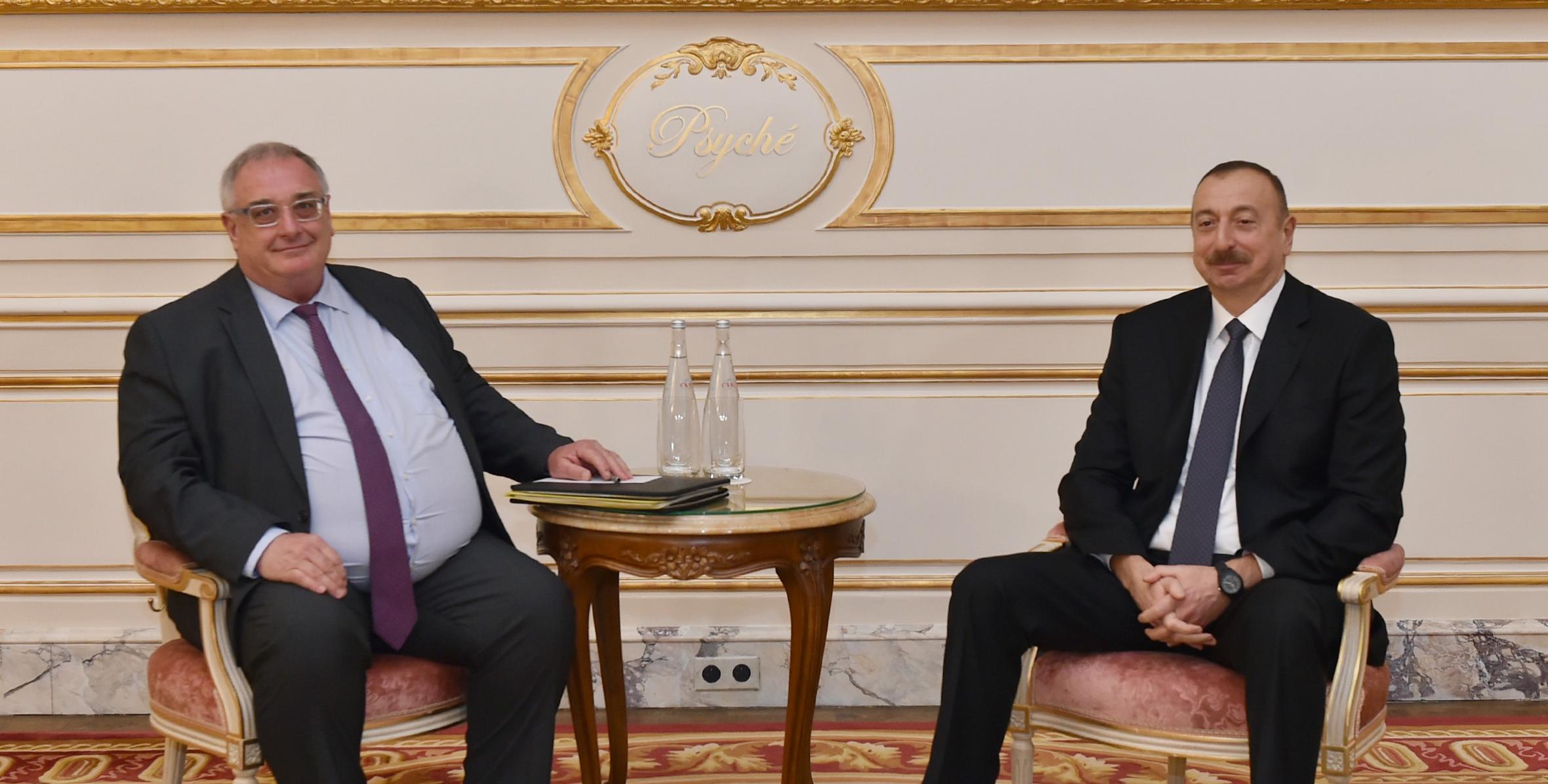 Ильхам Алиев встретился в Париже с президентом компании DCNS Эрве Гию