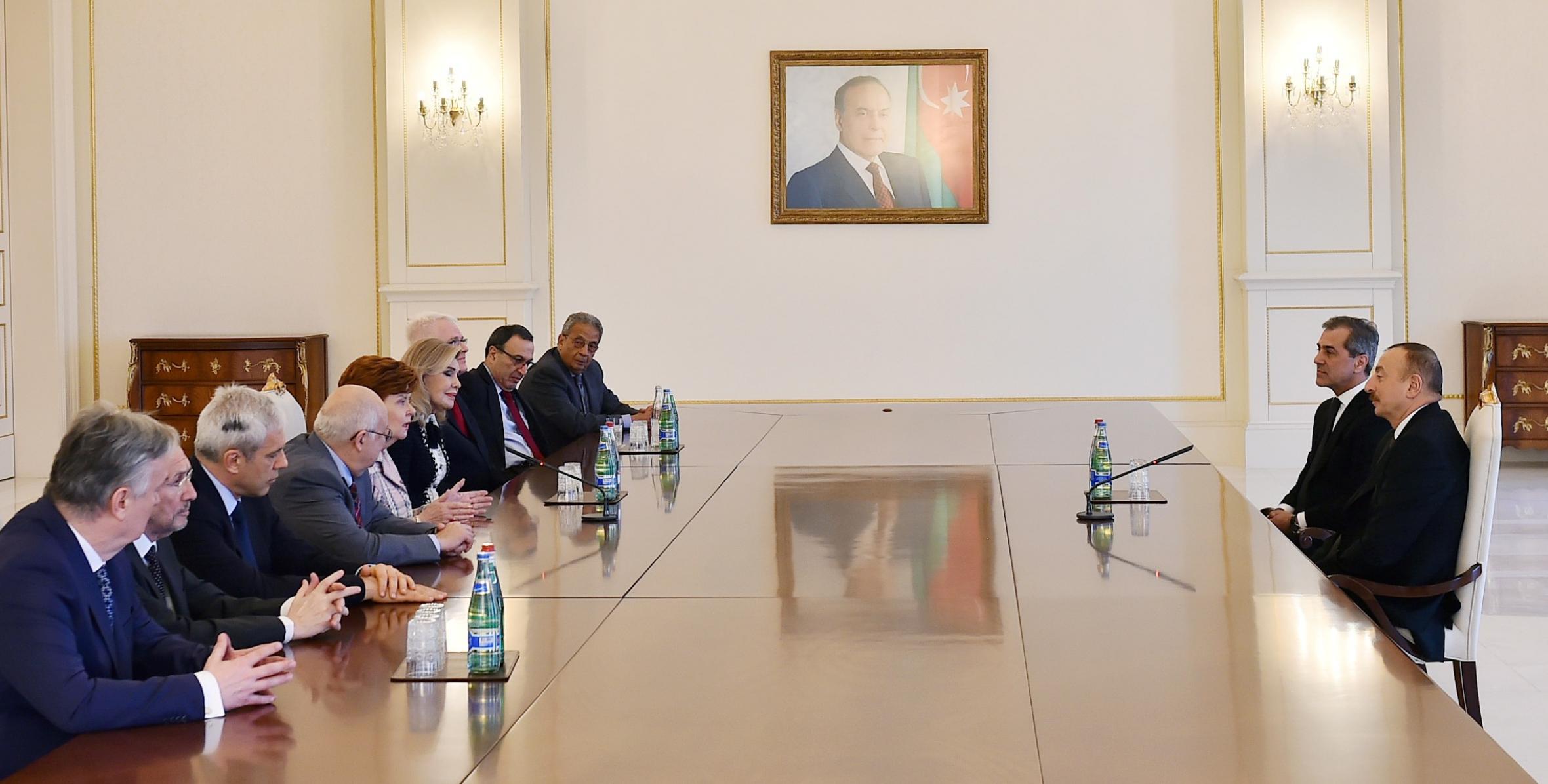 Ильхам Алиев принял делегацию Правления Международного центра Низами Гянджеви