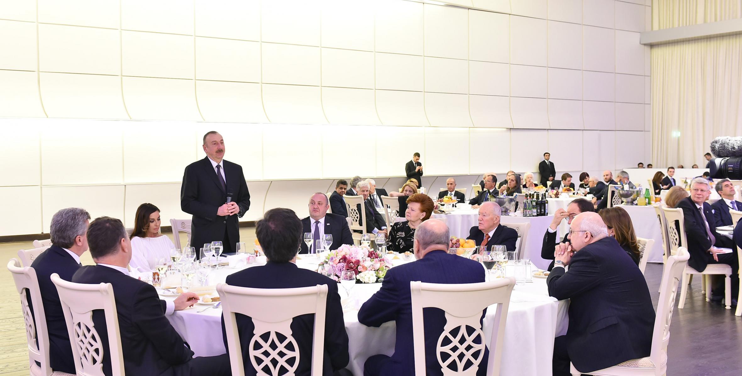 Ильхам Алиев принял участие в приеме, устроенном в честь участников V Глобального Бакинского форума