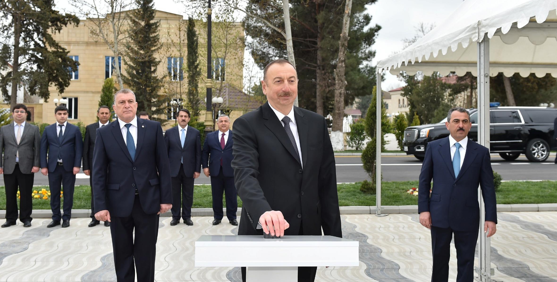 Ильхам Алиев принял участие в церемонии сдачи в эксплуатацию систем водоснабжения города Саатлы