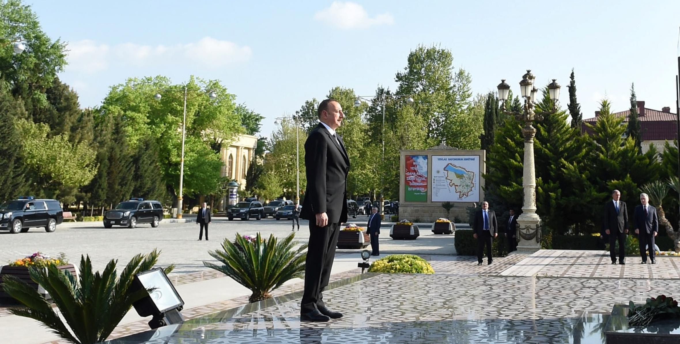 Ильхам Алиев посетил памятник великому лидеру Гейдару Алиеву в Евлахе