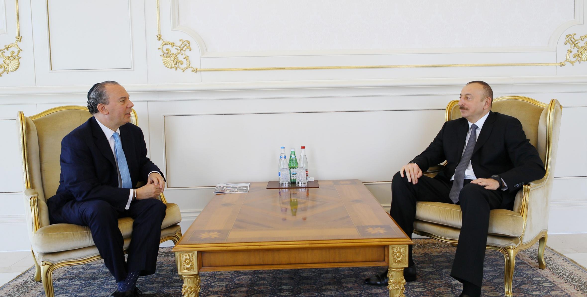 Ильхам Алиев принял президента Фонда этнического взаимопонимания США Марка Шнайера