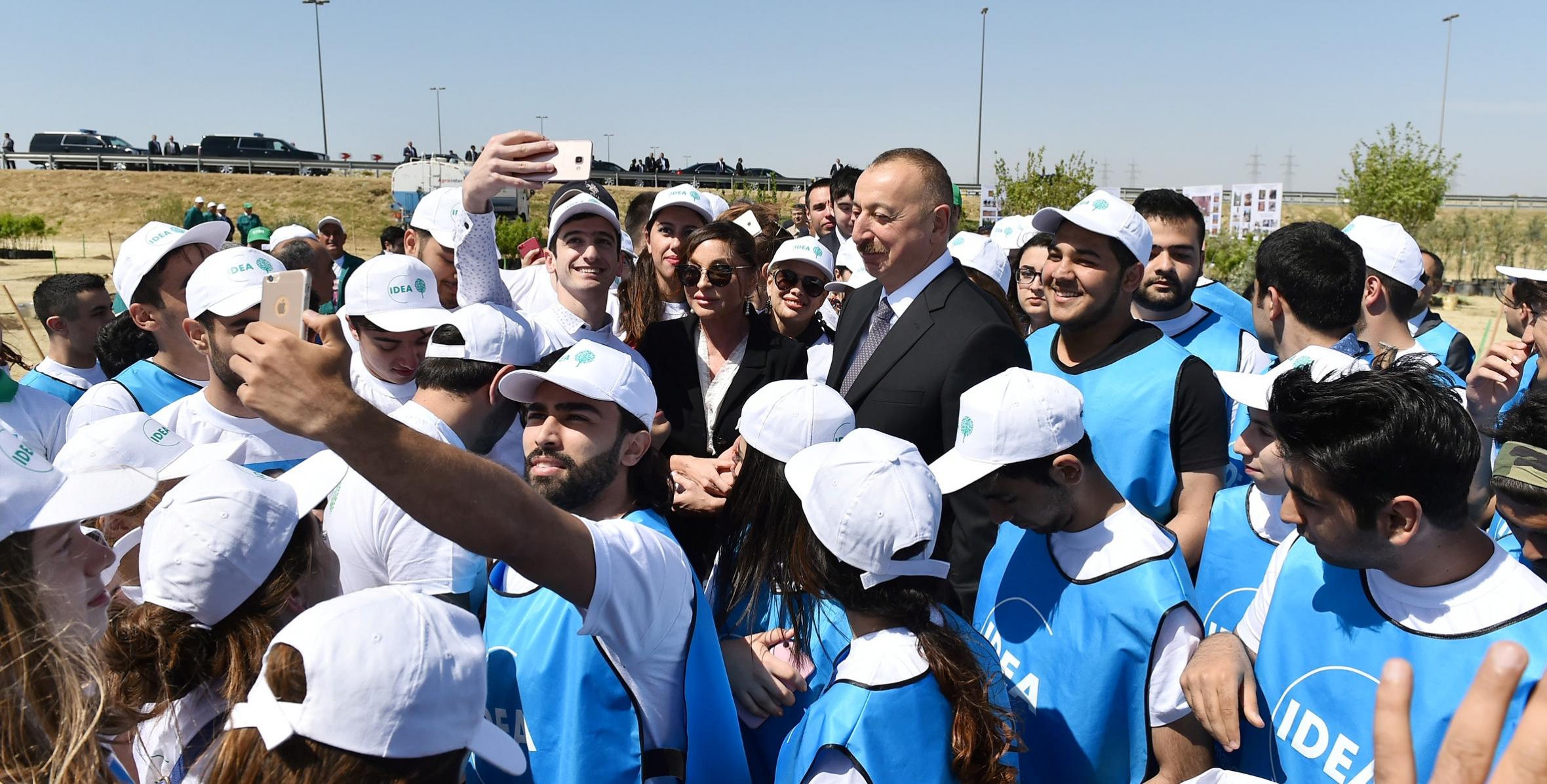 Ильхам Алиев принял участие в акции по посадке деревьев, посвященной дню рождения великого лидера Гейдара Алиева