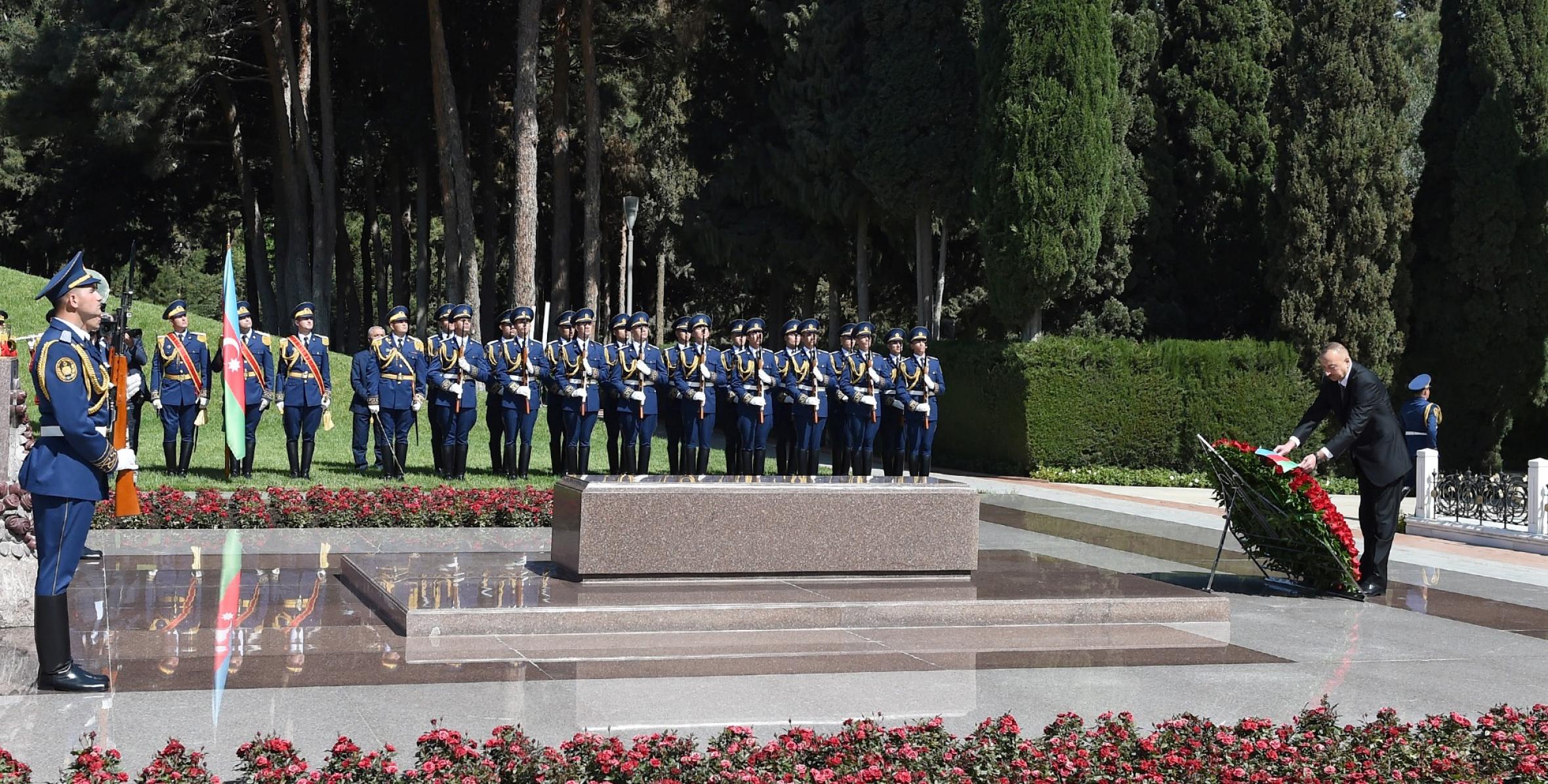 Ильхам Алиев в Аллее почетного захоронения посетил могилу великого лидера Гейдара Алиева