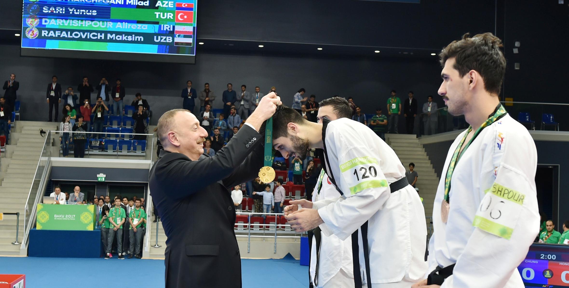 Ilham Aliyev presents medals to taekwondo winners