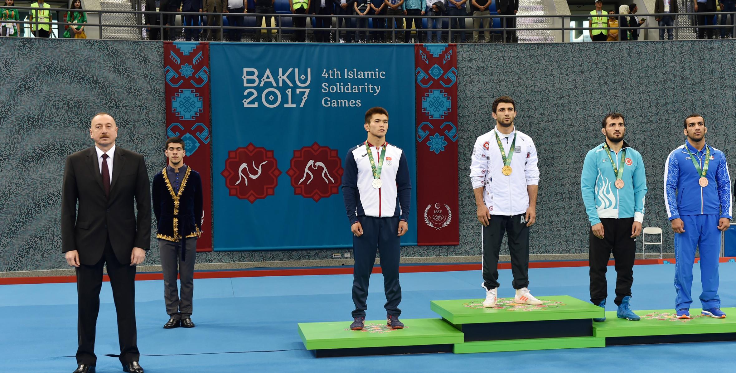 İlham Əliyev İslamiadanın yunan-Roma güləşi yarışlarının final görüşünə baxıb