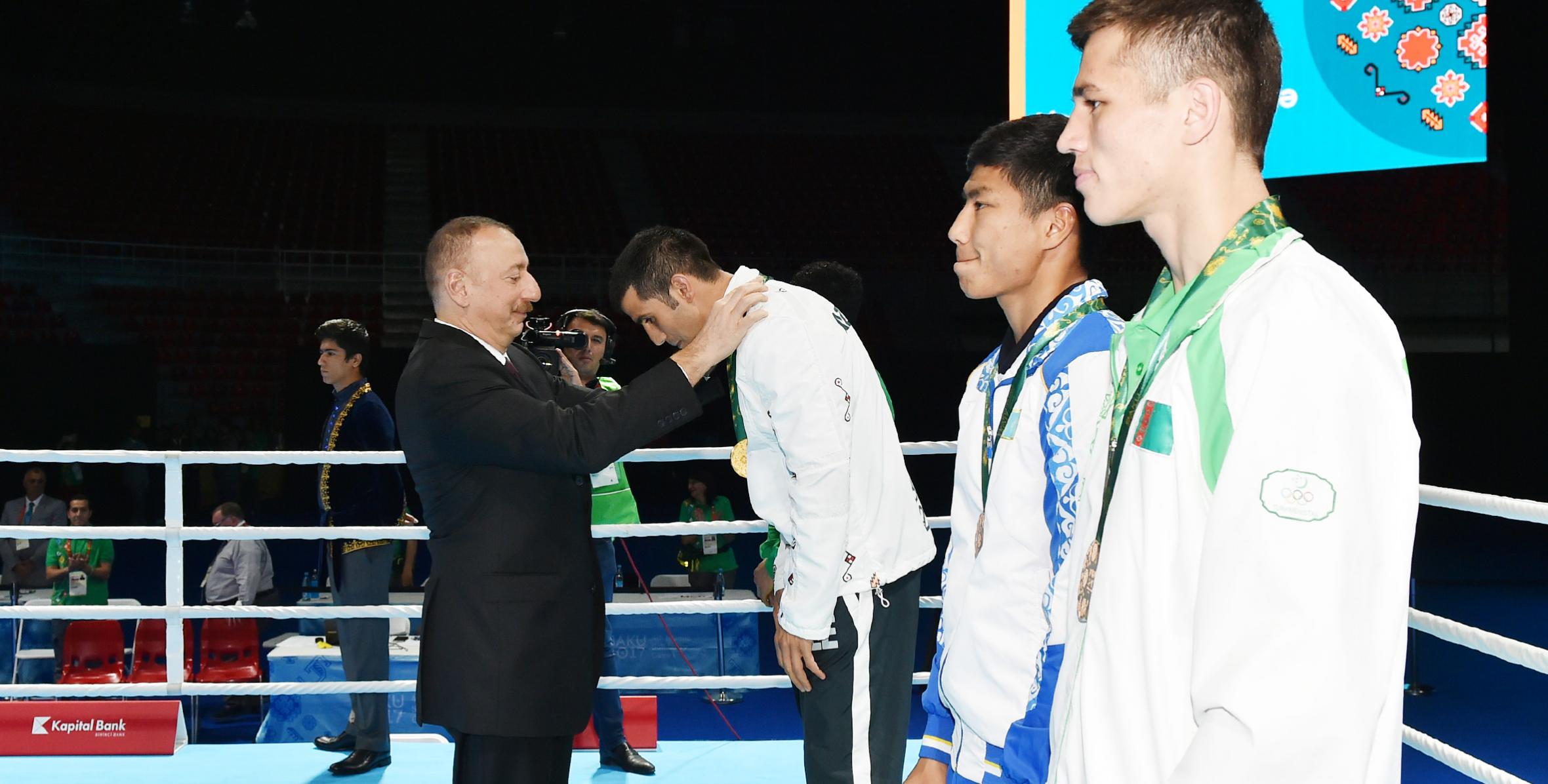 İlham Əliyev İslamiadada boks yarışlarının final görüşünə baxıb