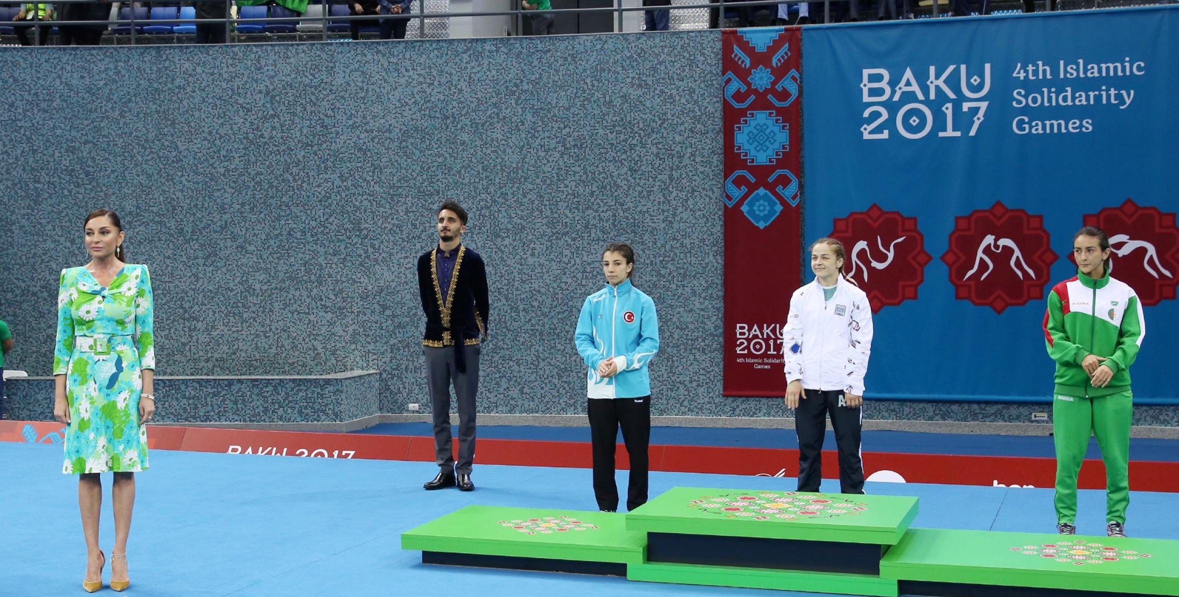 Первый вице-президент Мехрибан Алиева вручила медали победителям