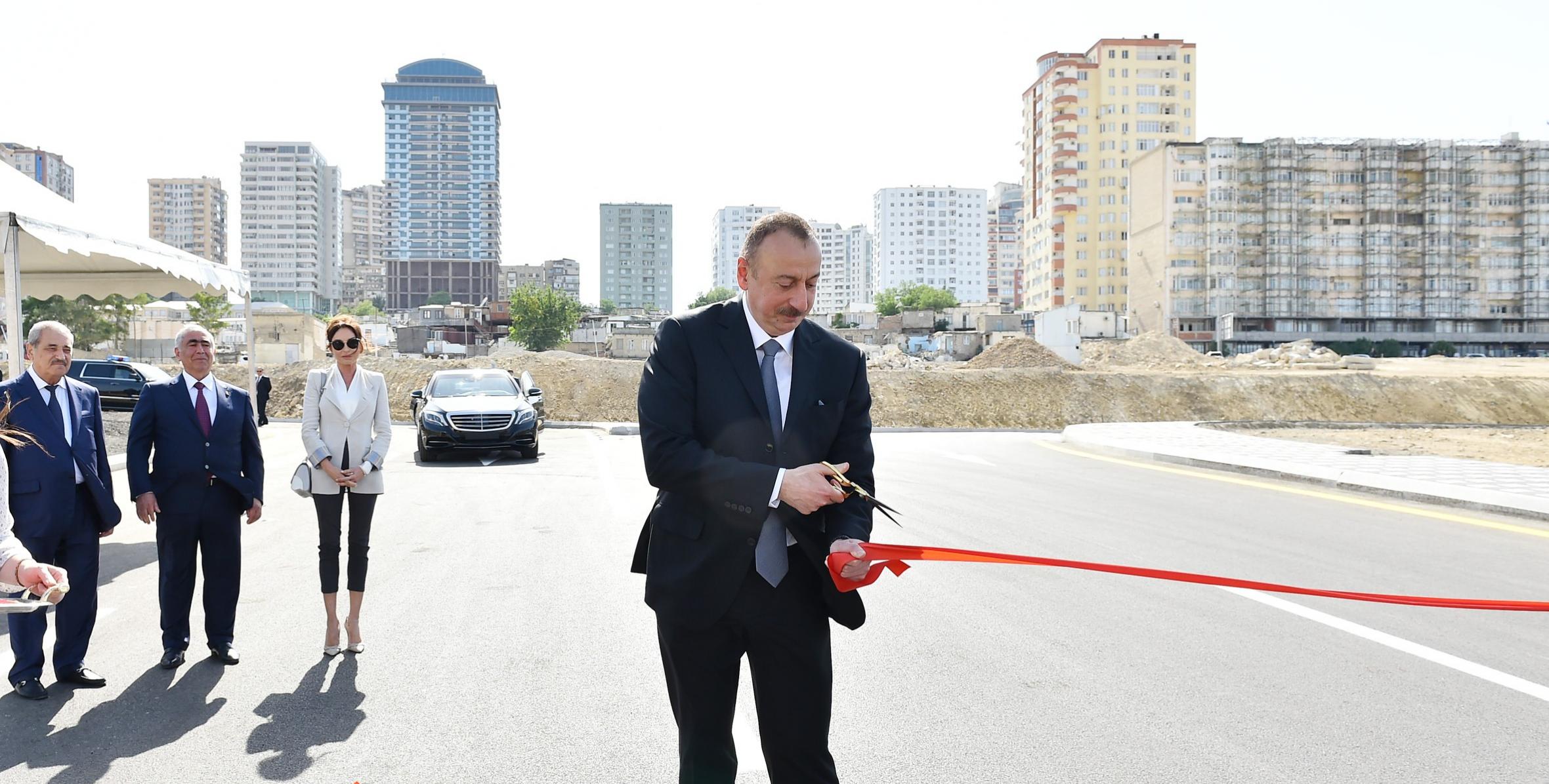 İlham Əliyev Bakının Yasamal rayonunda yeni tikilən yolların açılışında iştirak edib