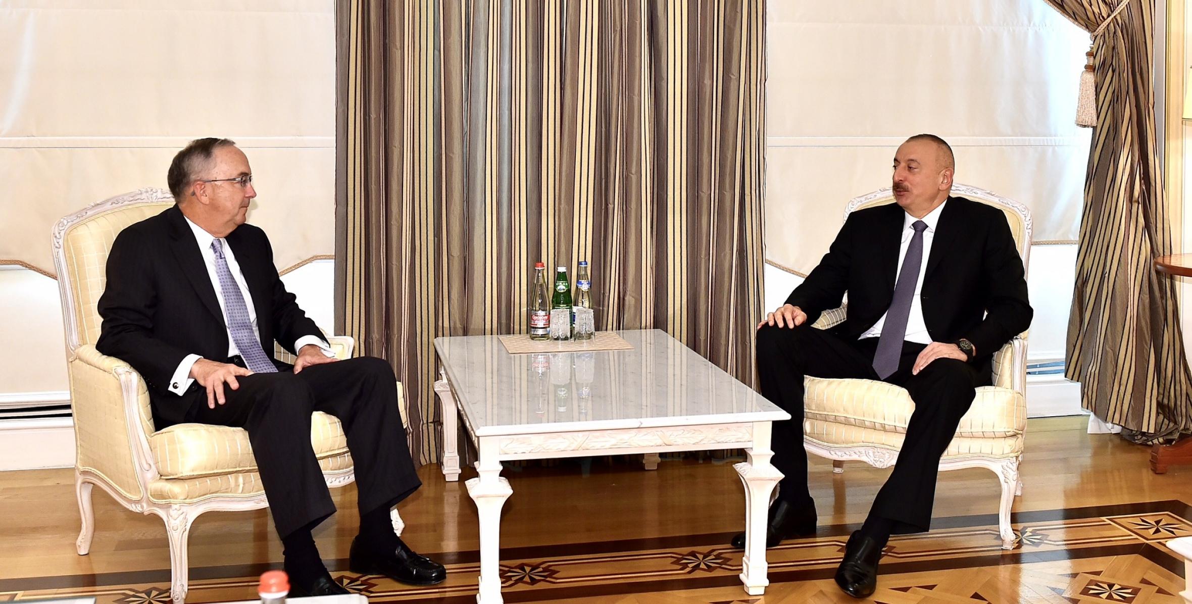 Ильхам Алиев принял председателя и генерального исполнительного директора компании «John Deere»