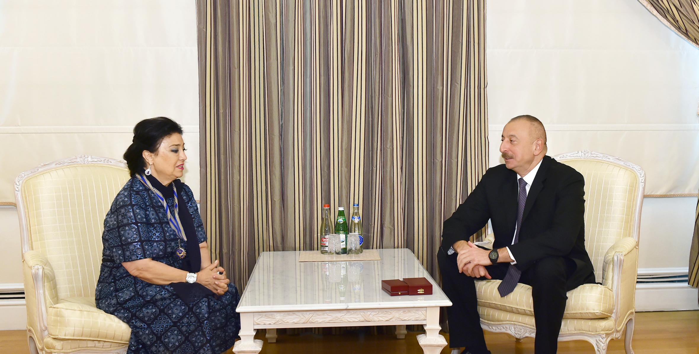 Ильхам Алиев наградил Фидан Касимову за особые заслуги в развитии азербайджанской музыкальной культуры орденом «Истиглал»