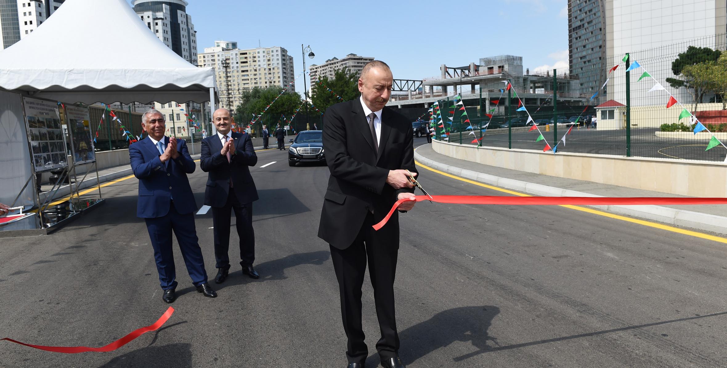 Ильхам Алиев принял участие в открытии новой дороги в Баку