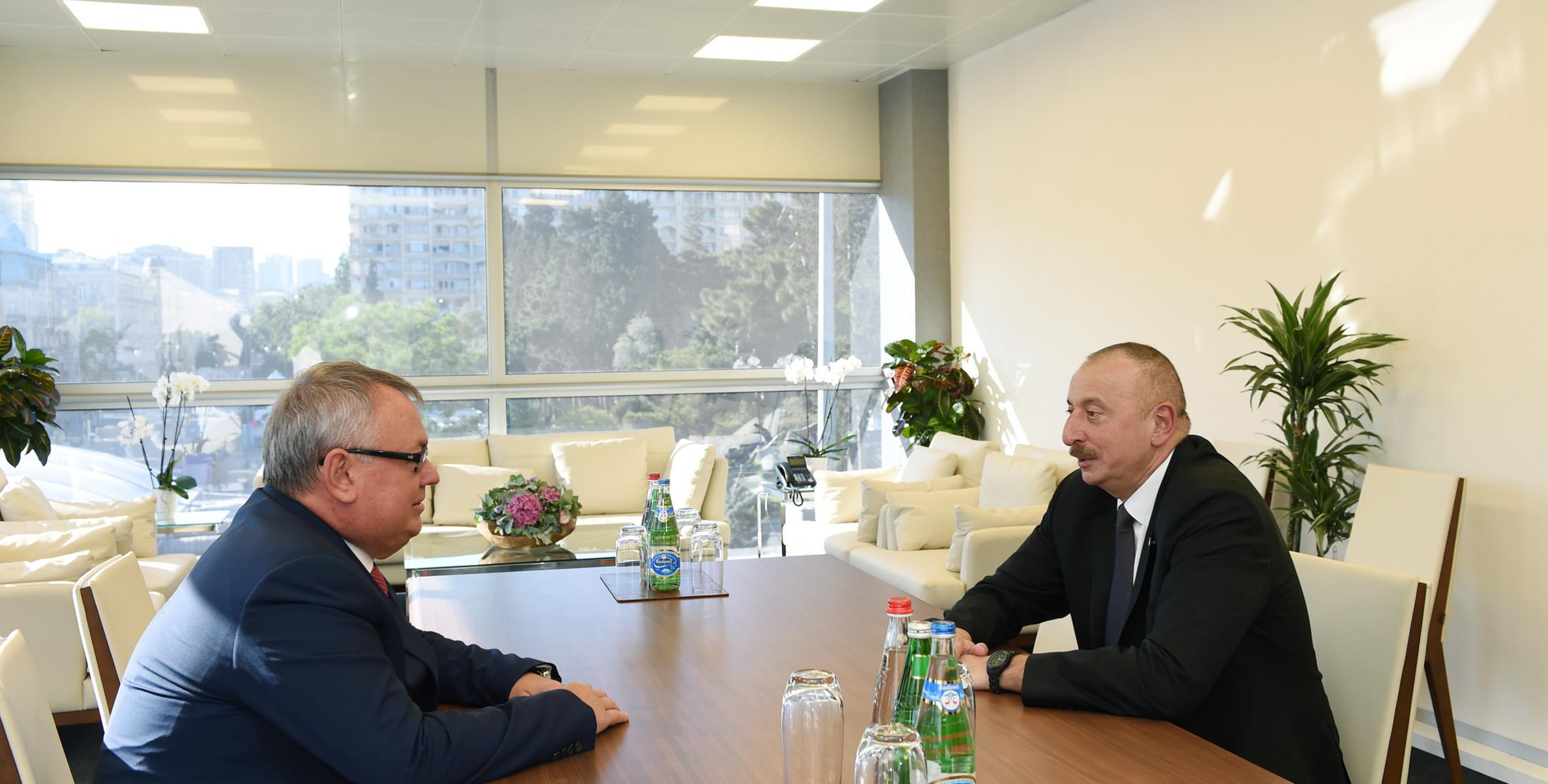 Ильхам Алиев принял президента, председателя правления Банка ВТБ