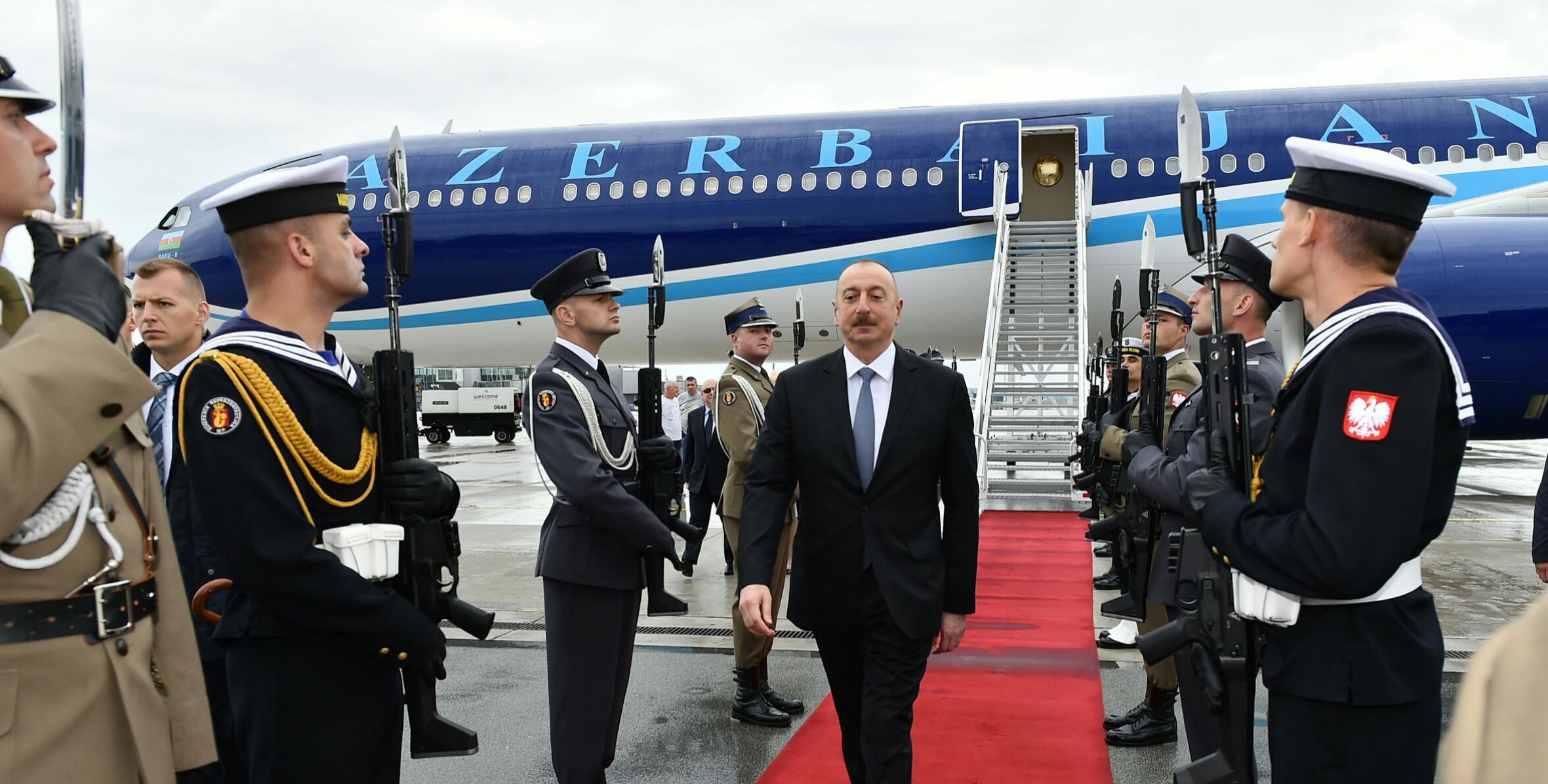 Ильхам Алиев прибыл с официальным визитом в Польшу