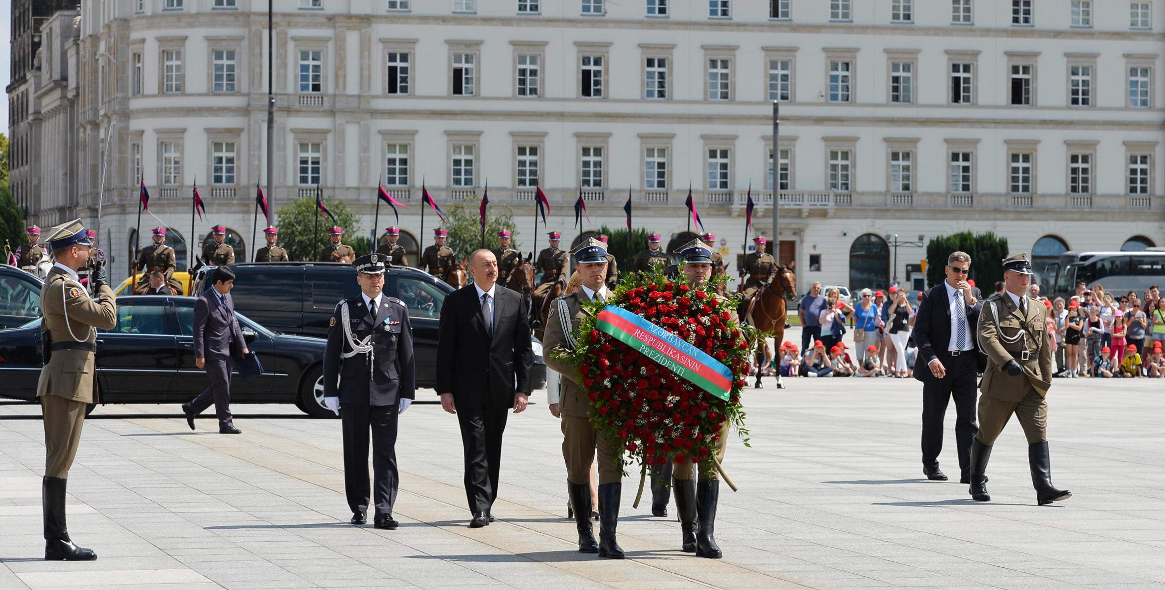 Ильхам Алиев посетил памятник Неизвестному солдату в Варшаве