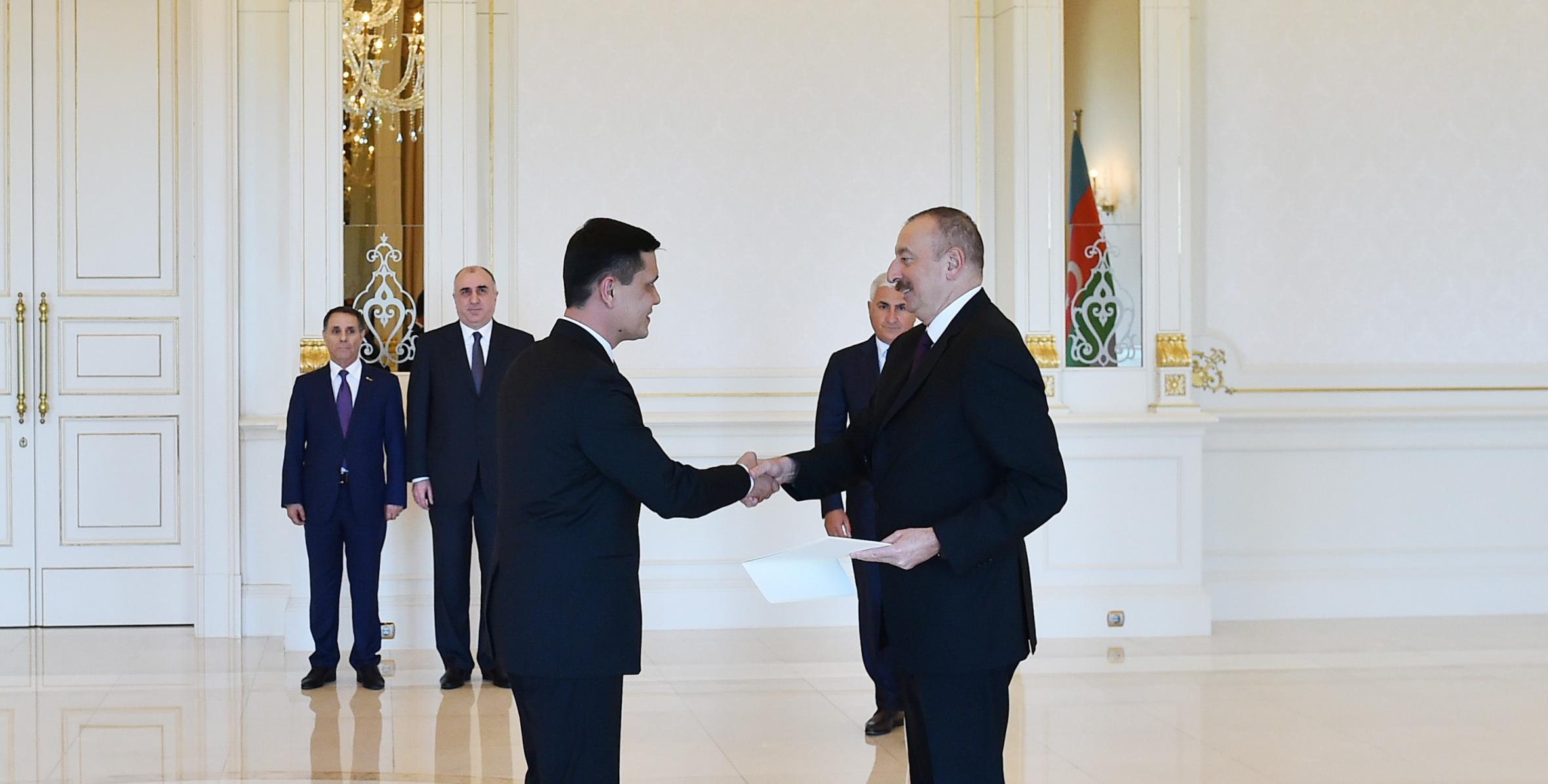 Ильхам Алиев принял верительные грамоты новоназначенного посла Туркменистана в Азербайджане