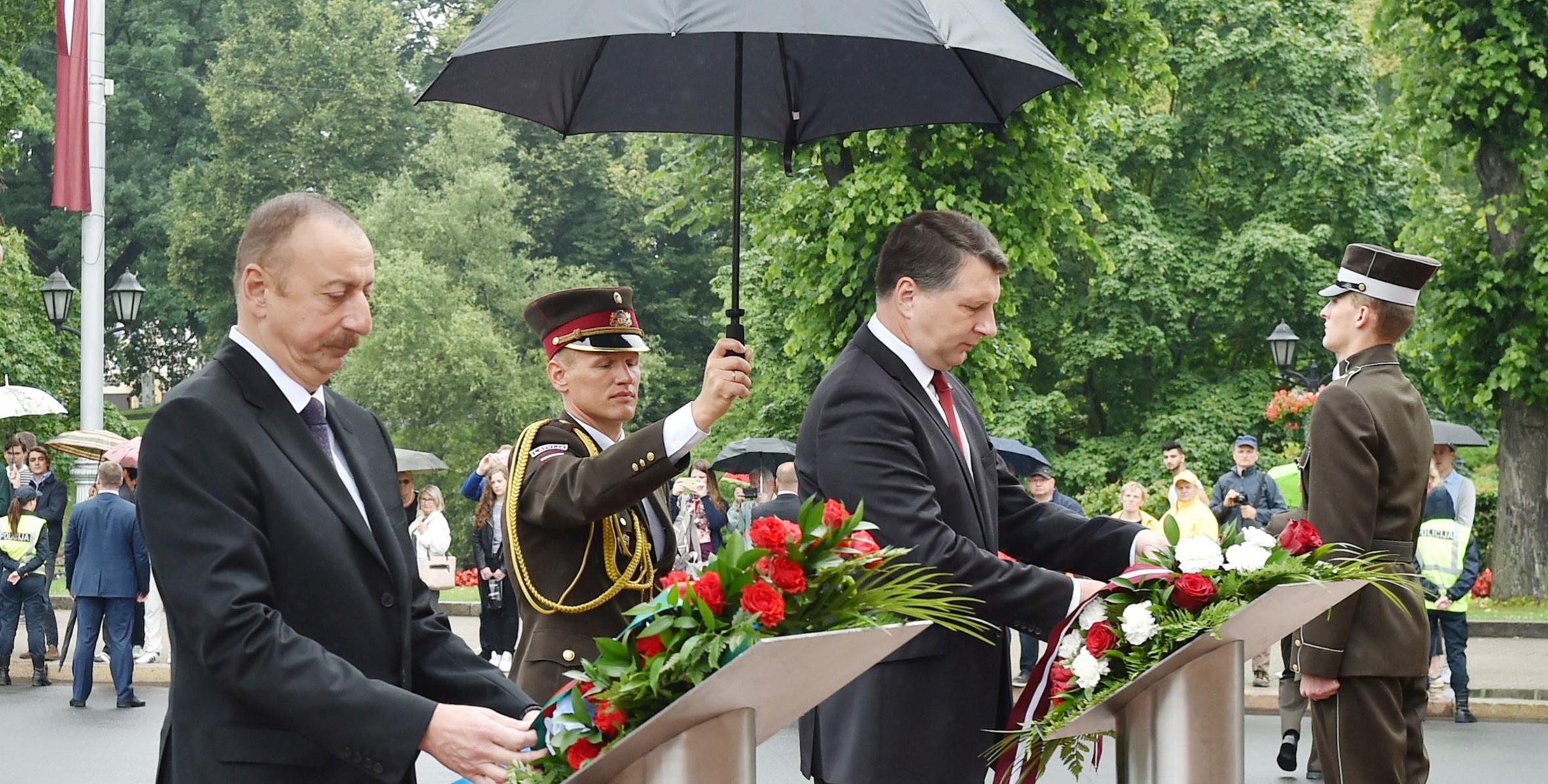 Ильхам Алиев и Президент Латвийской Республики Раймондс Вейонис посетили памятник Свободы в Риге