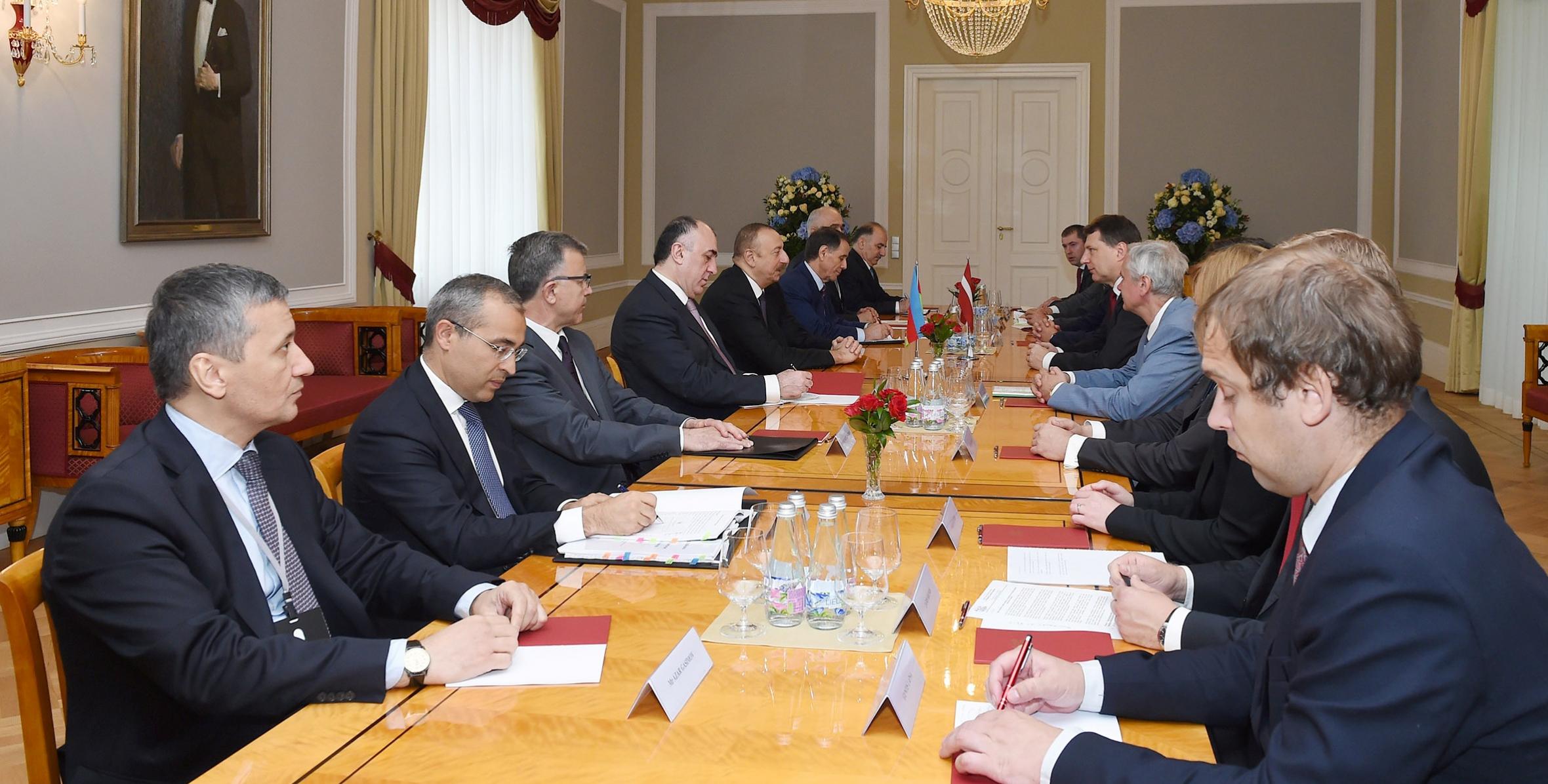 Состоялась встреча Ильхама Алиева и Президента Латвийской Республики Раймондса Вейониса в расширенном составе с участием делегаций