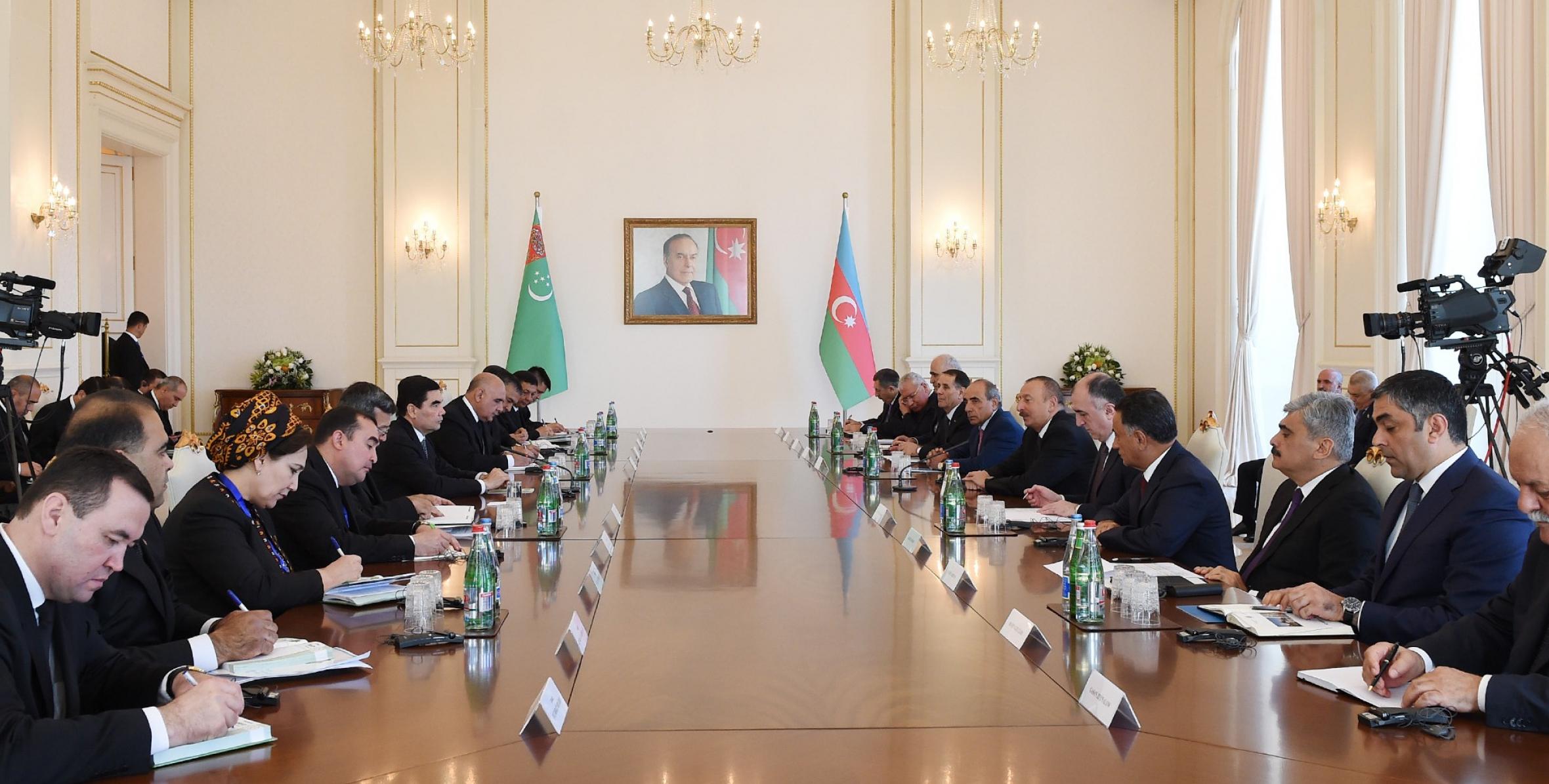 Состоялась встреча Президентов Азербайджана и Туркменистана в расширенном составе