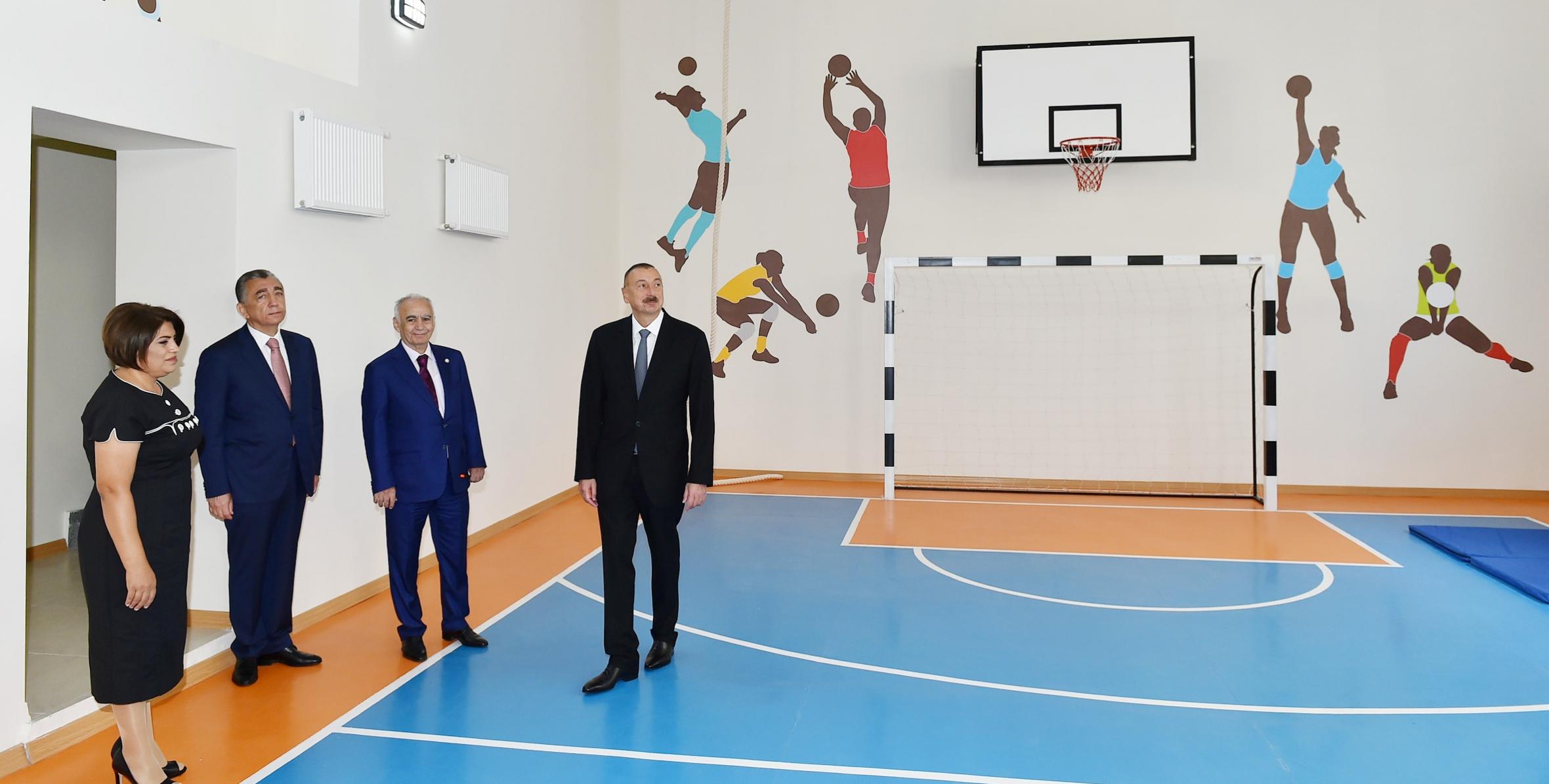 Ильхам Алиев ознакомился с условиями, созданными в здании школы номер 162