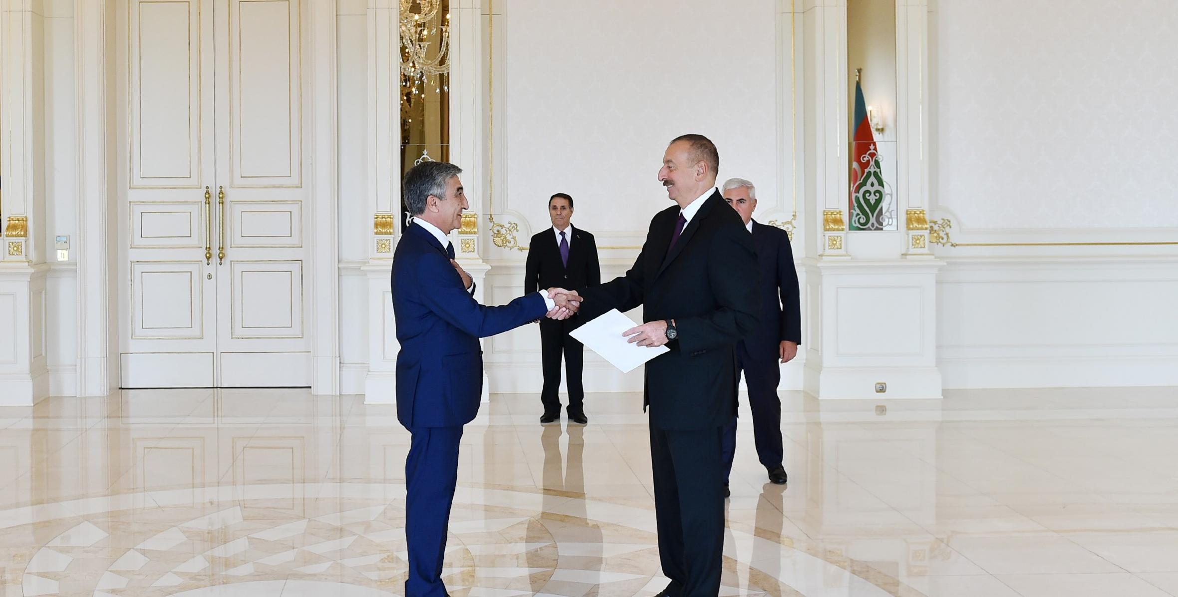 Ильхам Алиев принял верительные грамоты новоназначенного посла Таджикистана в Азербайджане
