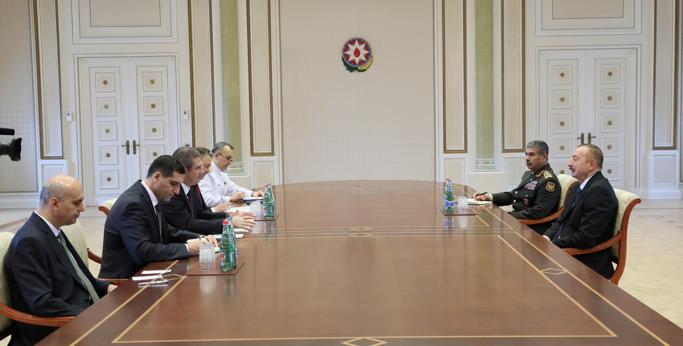 Ильхам Алиев принял делегацию во главе с министром национальной обороны Турции
