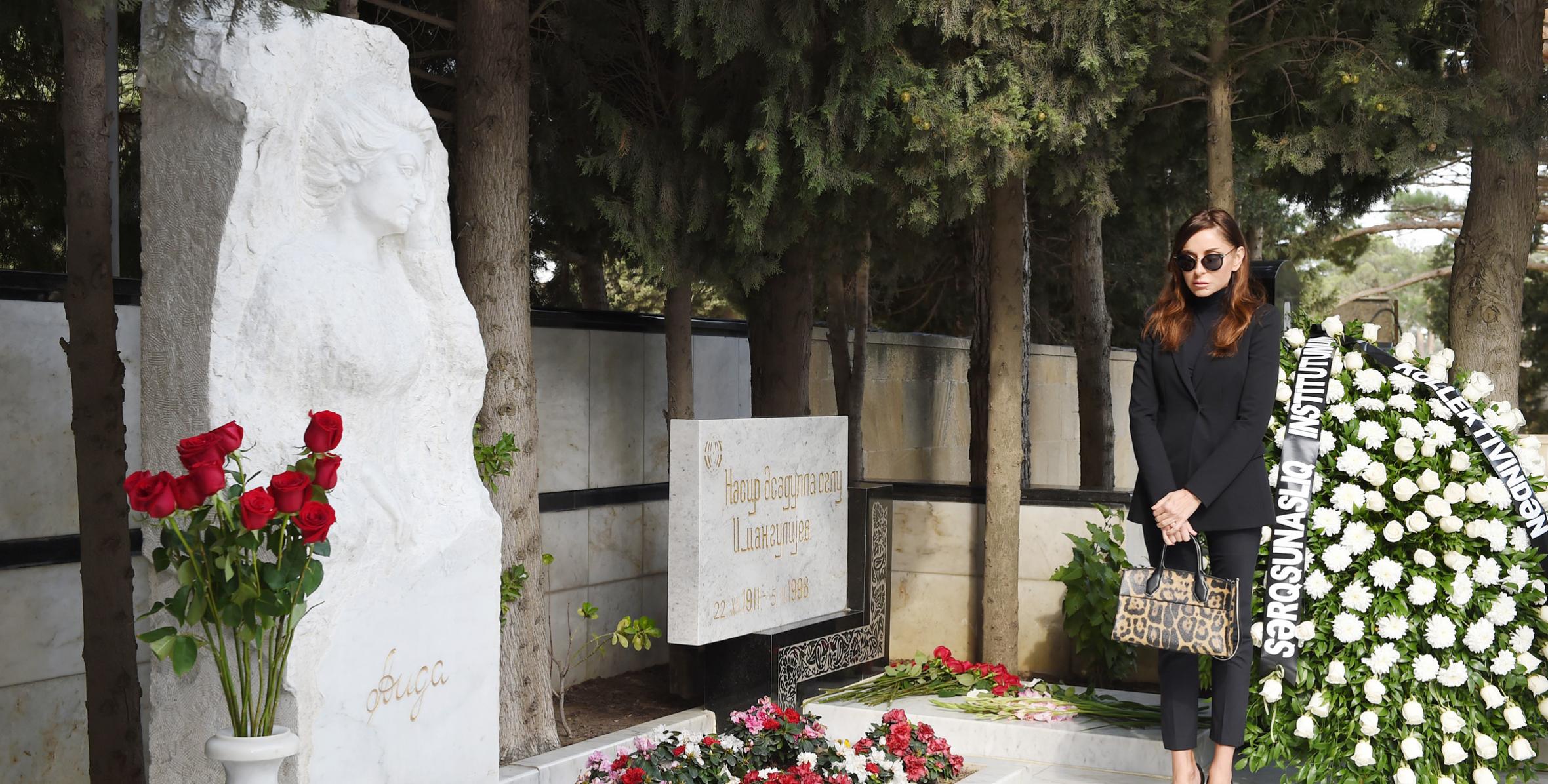 Первый вице-президент Мехрибан Алиева прибыв во Вторую Аллею почетного захоронения, посетила могилу и почтила память видного ученого-востоковеда Аиды Имангулиевой по случаю дня ее рождения