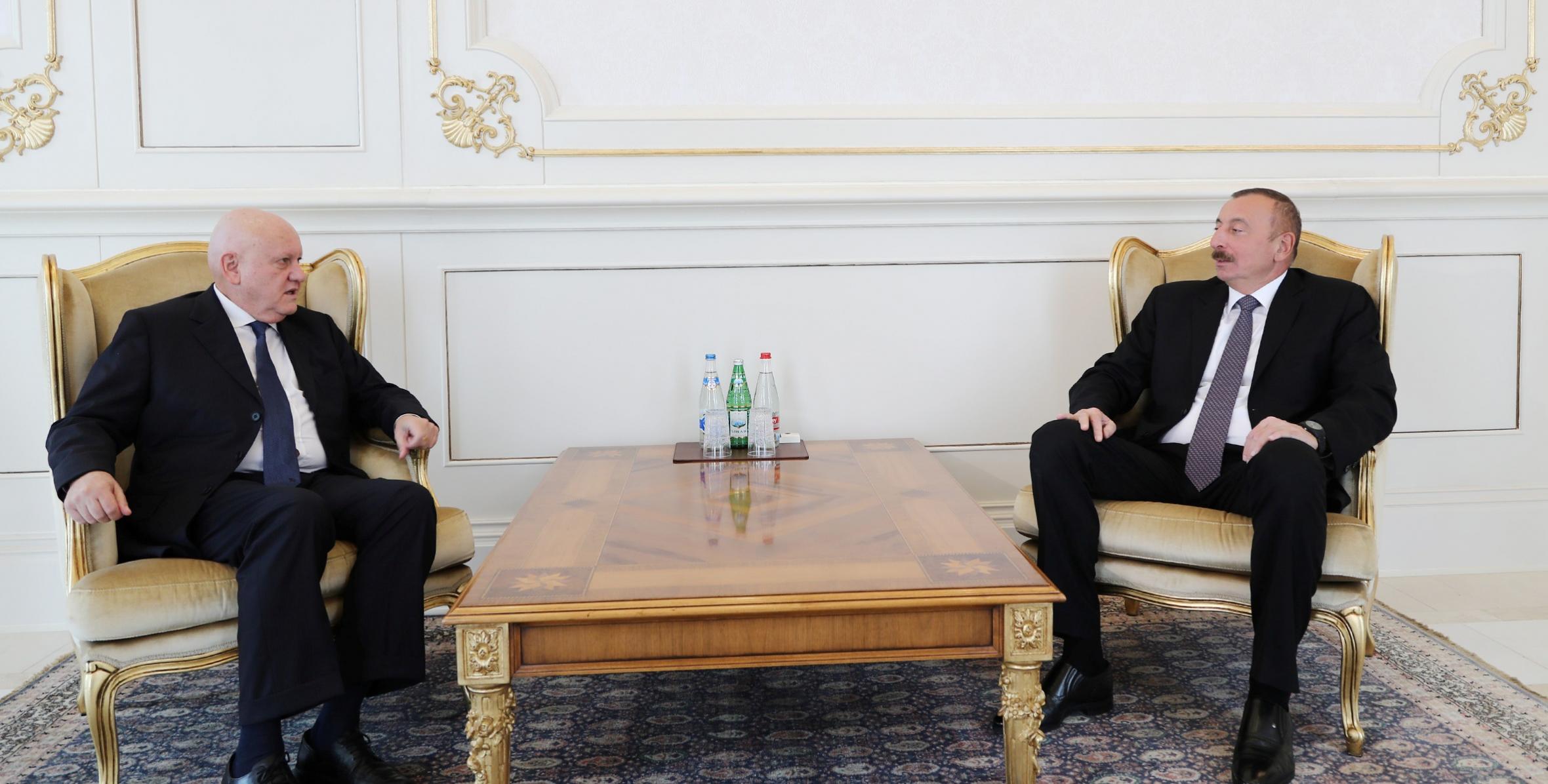 Ильхам Алиев принял верительные грамоты новоназначенного посла Гватемалы в Азербайджане