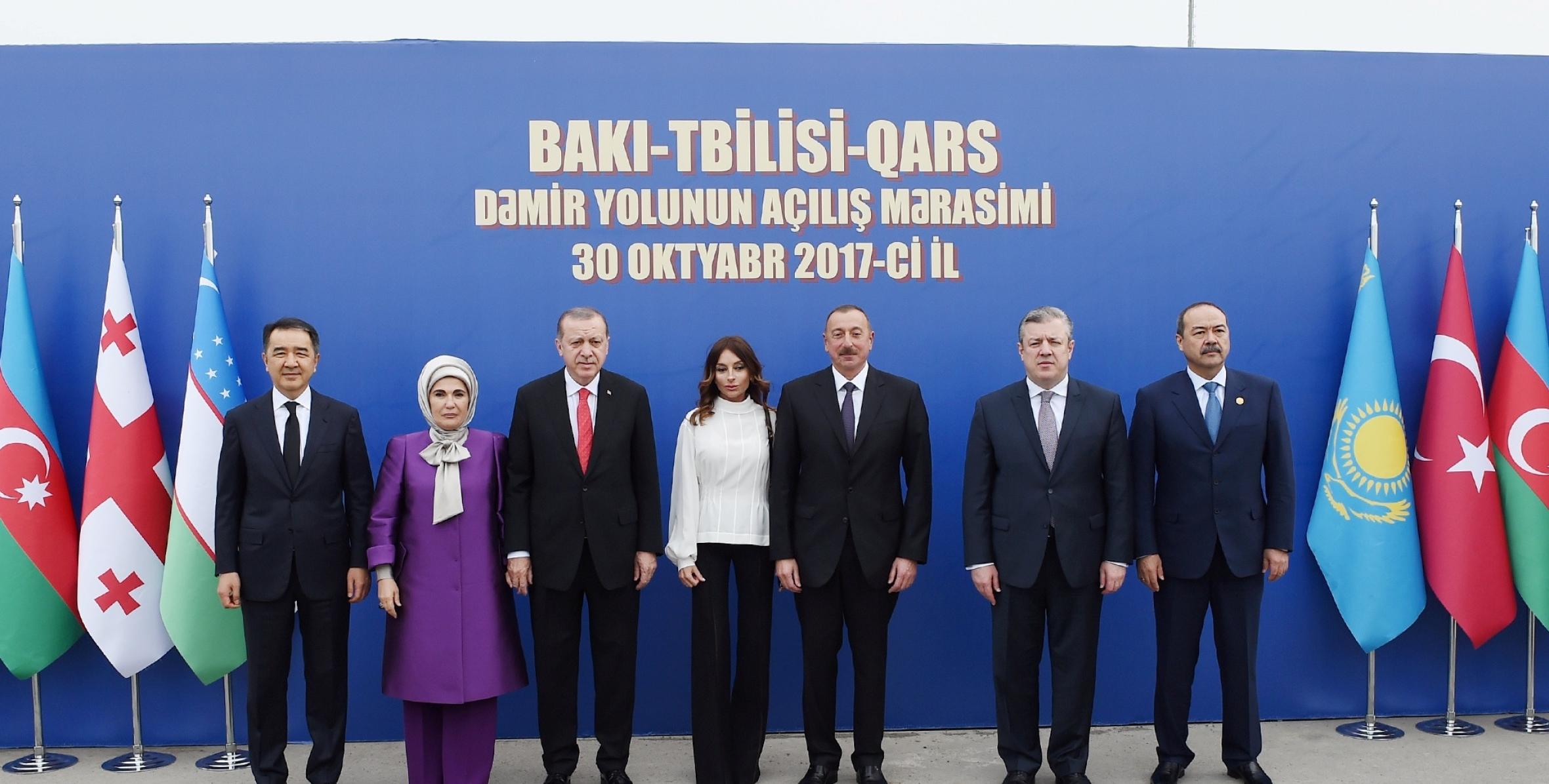 İlham Əliyev Bakı-Tbilisi-Qars dəmir yolunun açılış mərasimində iştirak edib