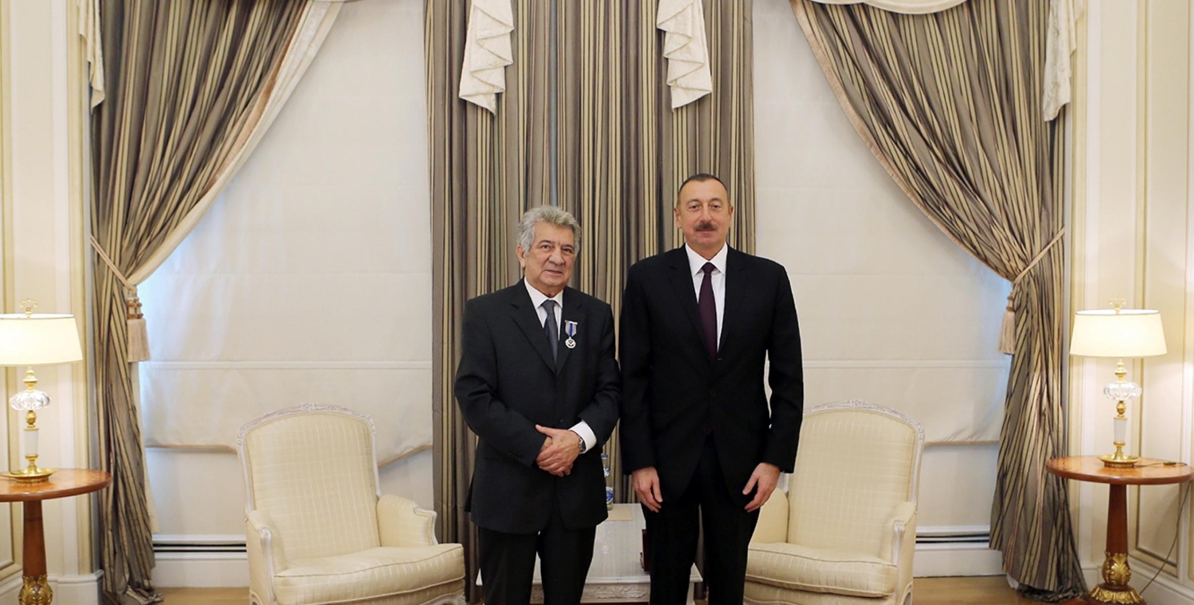 Ильхам Алиев вручил орден «Истиглал» народному артисту Рауфу Абдуллаеву