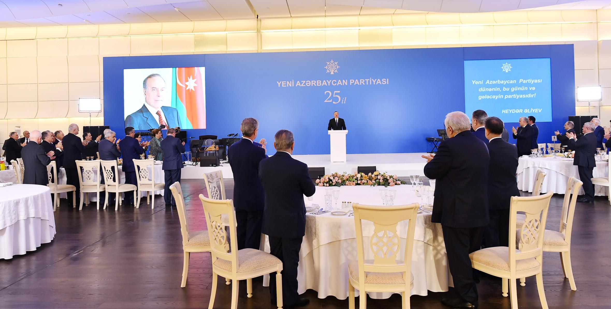 Ильхам Алиев принял участие в юбилейной церемонии, посвященной 25-летию создания Партии «Ени Азербайджан»