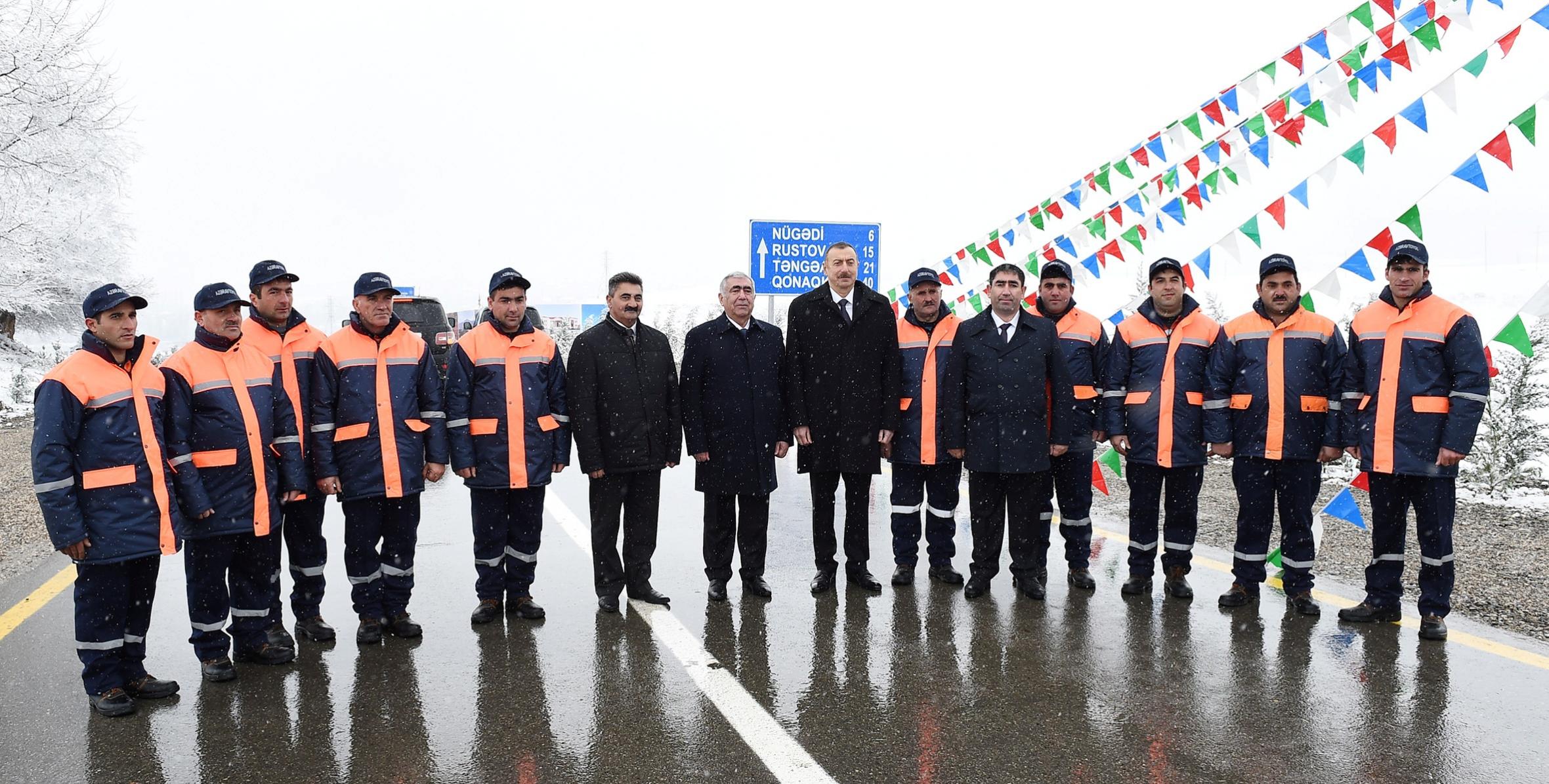 Ильхам Алиев принял участие в открытии капитально реконструированных автомобильных дорог Рустов-Ханегях- Гюрдах, Рустов-Нойдюн-Шудуг, Рустов-Меджкехадже, Рустов-Бахчалы-Йекдар в Губинском районе