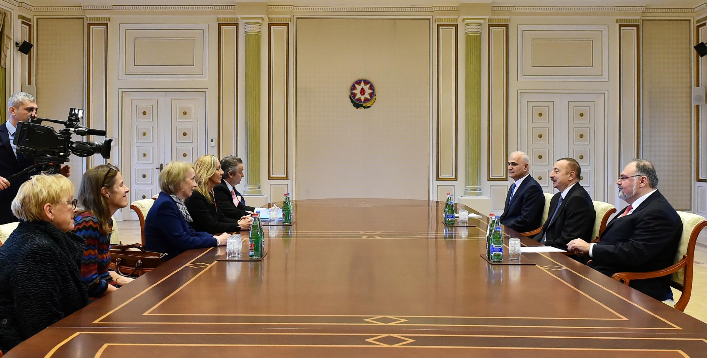 Ильхам Алиев принял делегацию во главе с Государственным министром Великобритании по торговле и поощрению экспорта