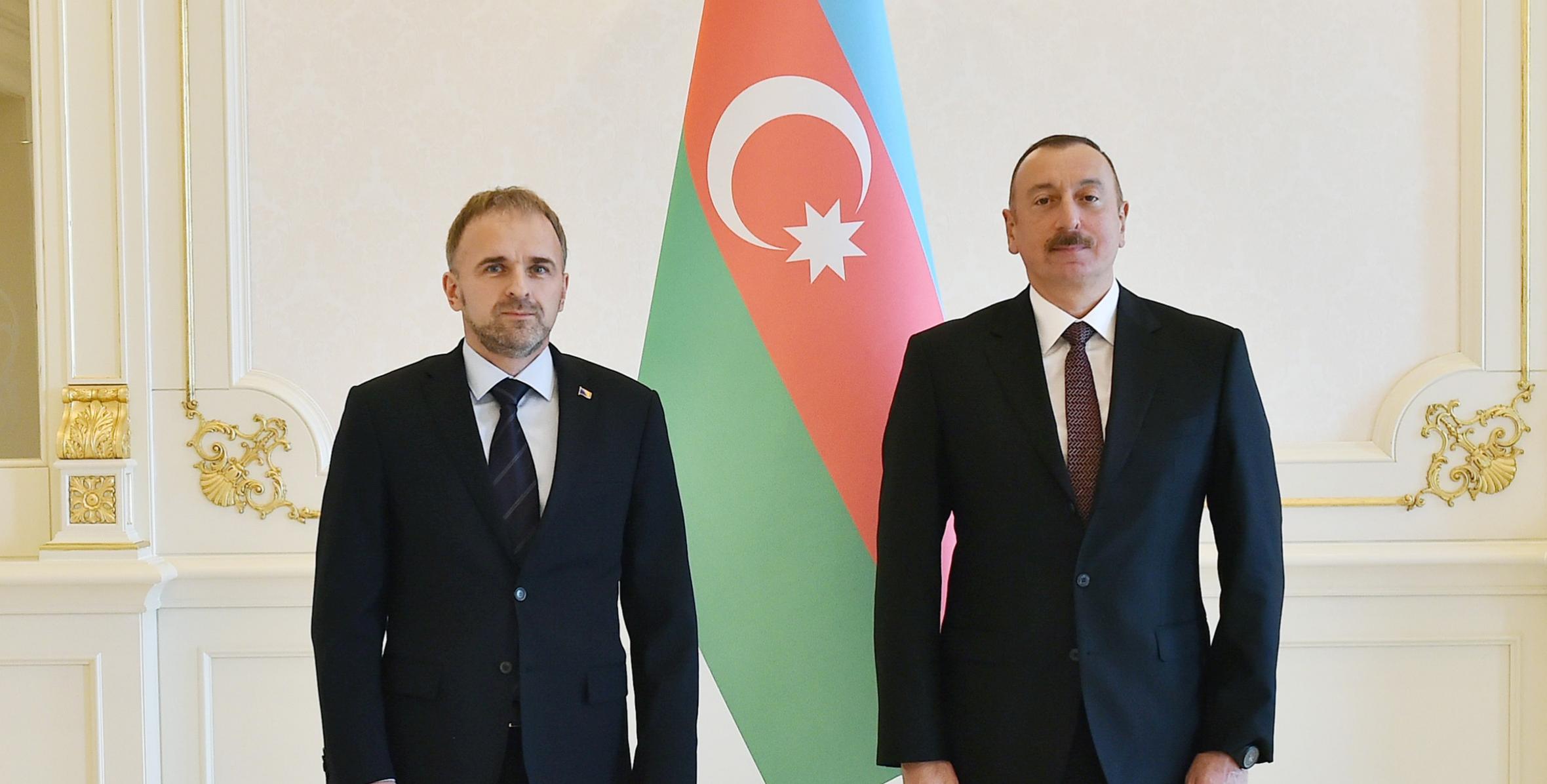 Ilham Aliyev received credentials of incoming ambassador of Bosnia and Herzegovina