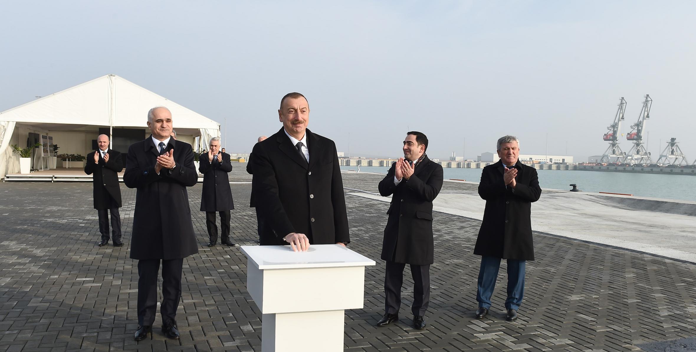 İlham Əliyev Bakı Beynəlxalq Dəniz Ticarət Limanı kompleksində RO-RO terminalının açılışında iştirak edib