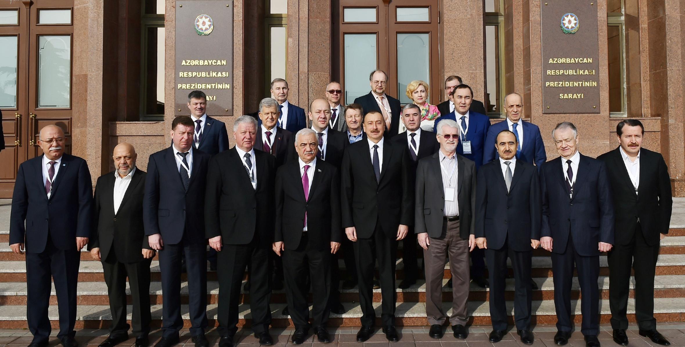 Ильхам Алиев принял делегацию международных профсоюзов и профсоюзов зарубежных стран