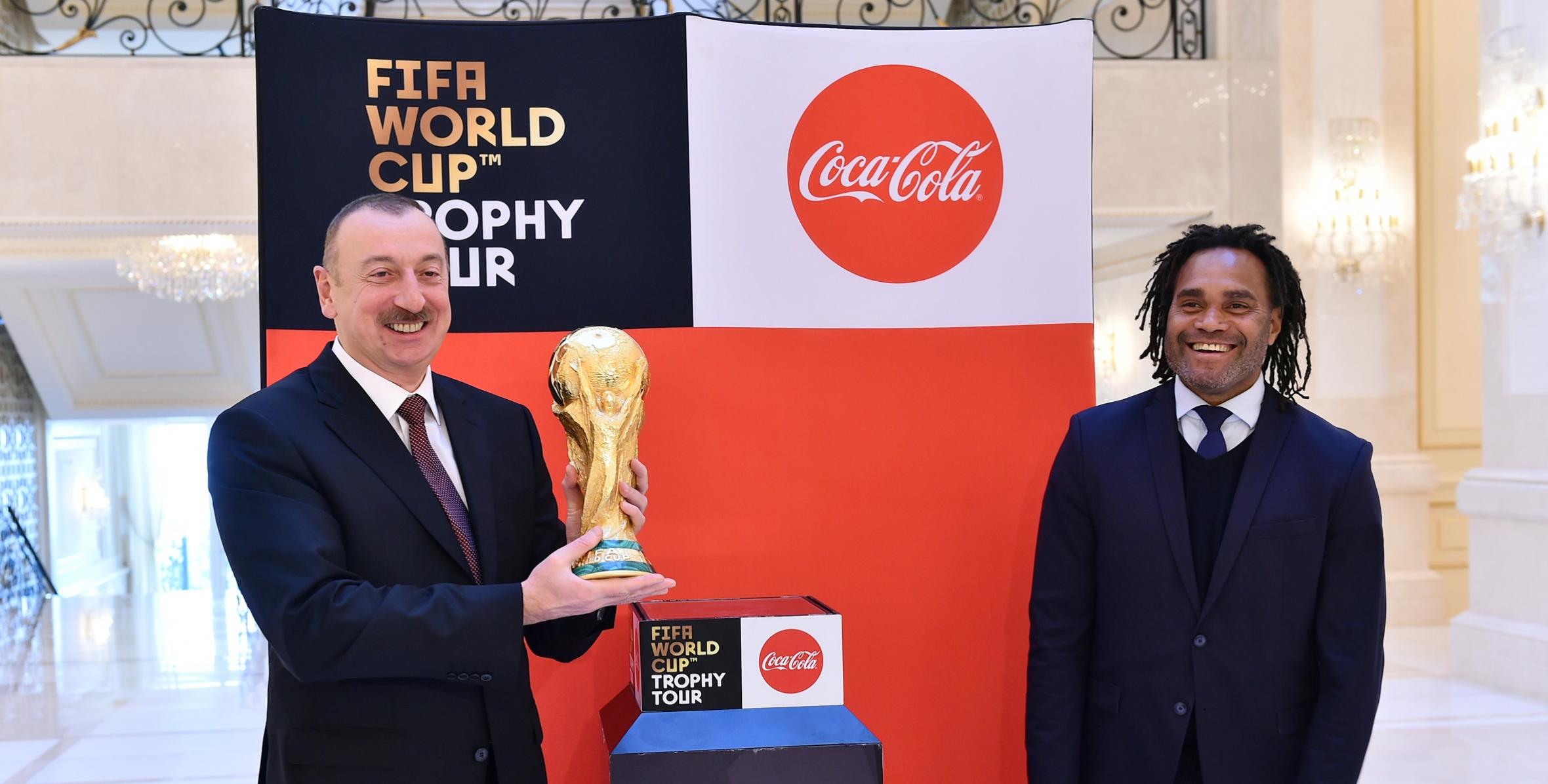 Futbol üzrə dünya çempionatının Kubokunun əsli İlham Əliyevə təqdim edilib