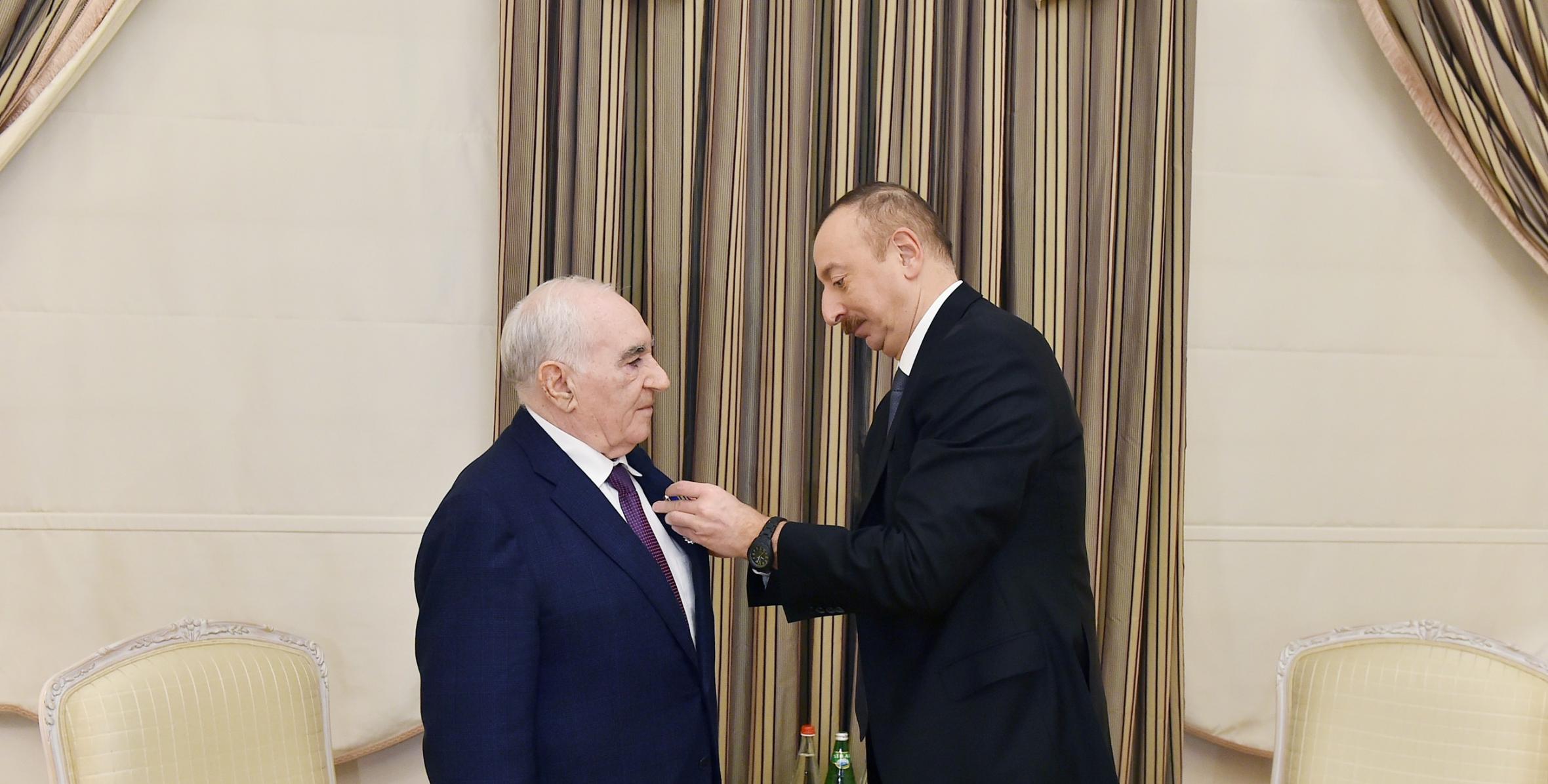 Ильхам Алиев вручил депутату Милли Меджлиса Фаттаху Гейдарову орден «Истиглал»