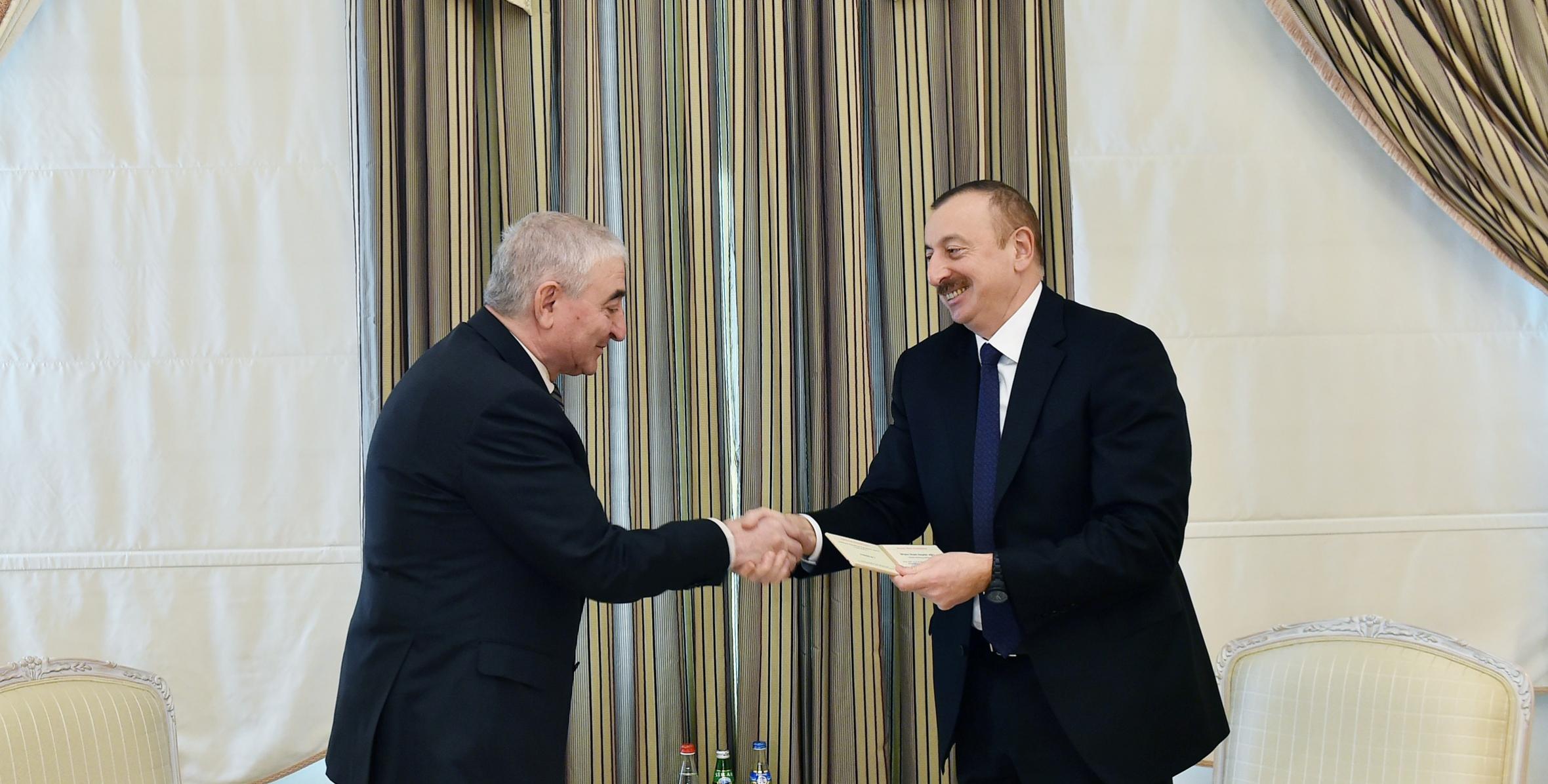 Председатель Центральной избирательной комиссии Мазахир Панахов вручил Ильхаму Алиеву удостоверение кандидата в президенты