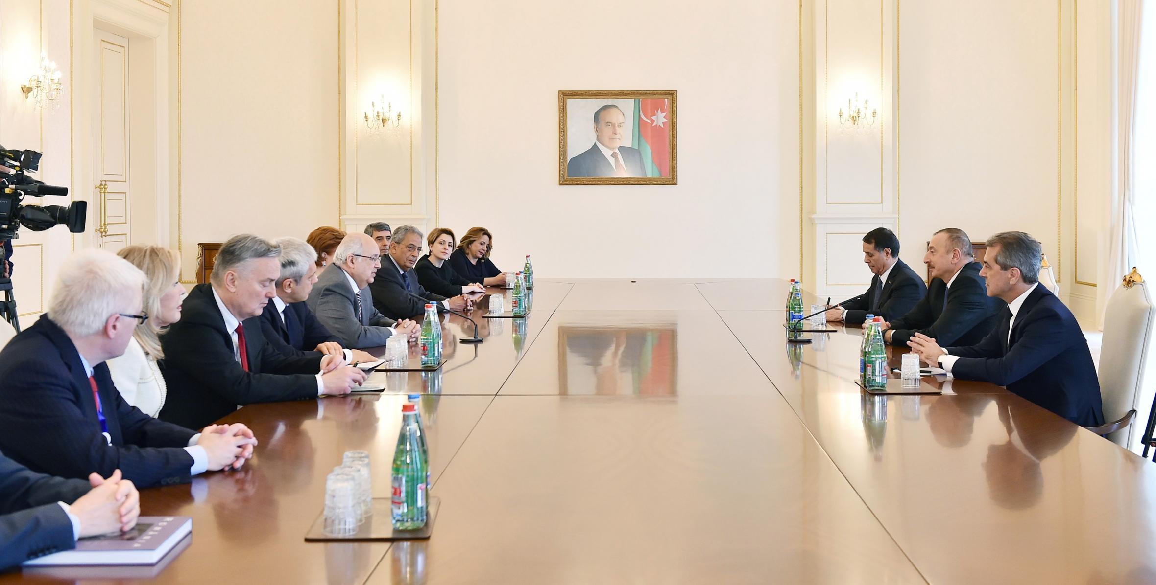 Ильхам Алиев принял сопредседателей Международного центра Низами Гянджеви, бывших глав государств и правительств, членов Правления Центра