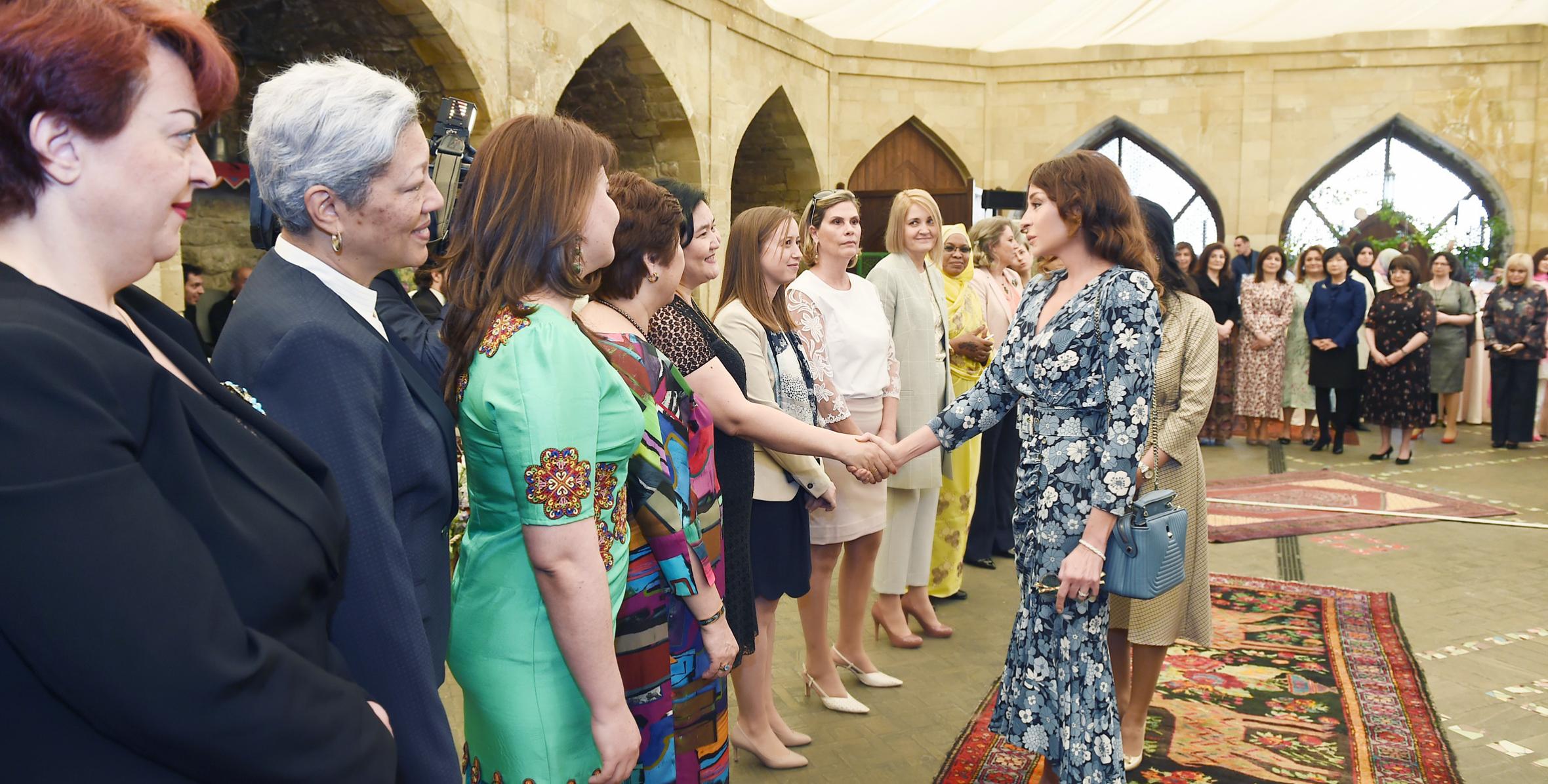 Первый вице-президент Мехрибан Алиева встретилась с супругами руководителей дипломатических миссий