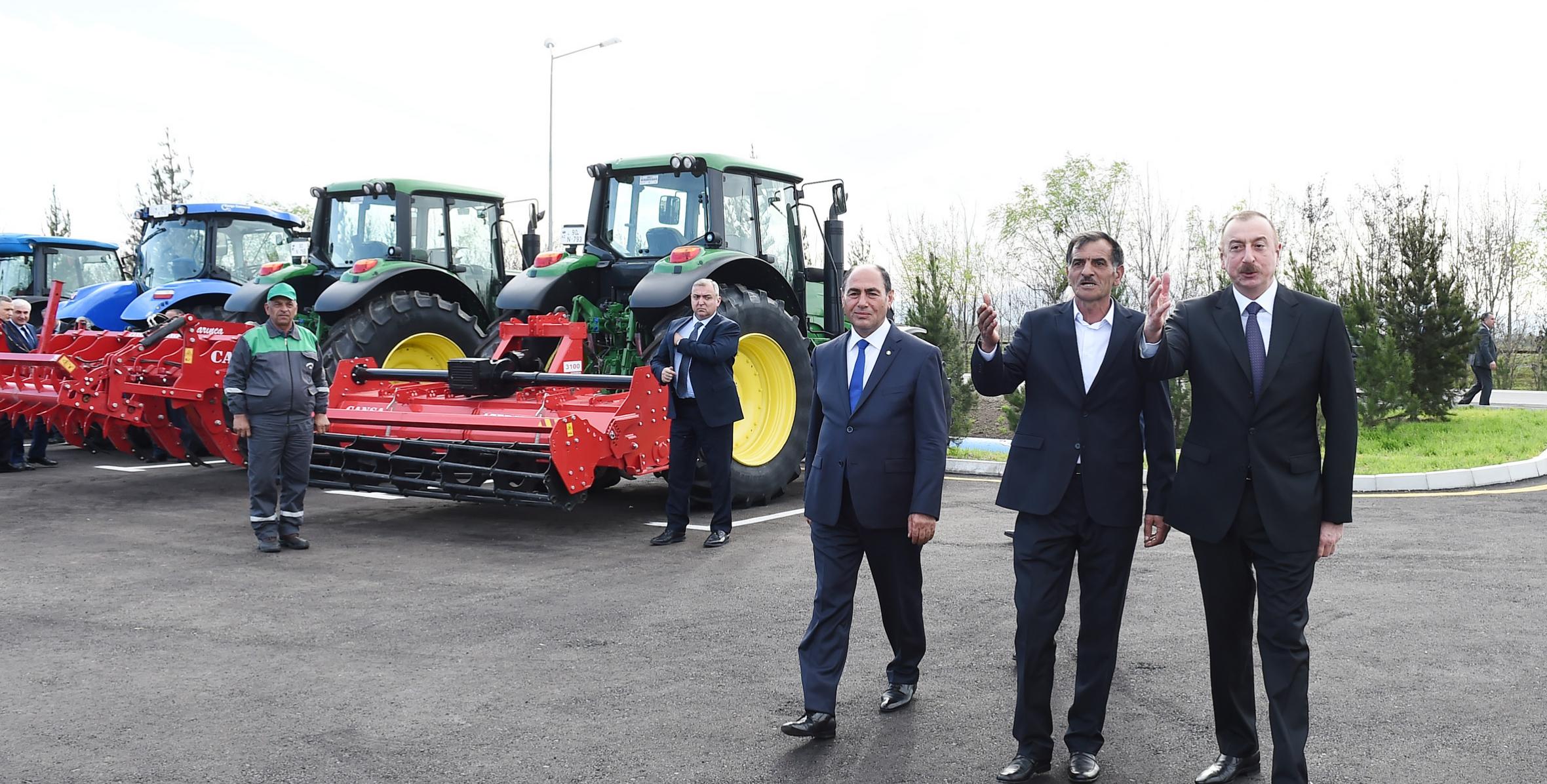 Ilham Aliyev viewed Barda farmer Musa Guliyev`s cotton plantation