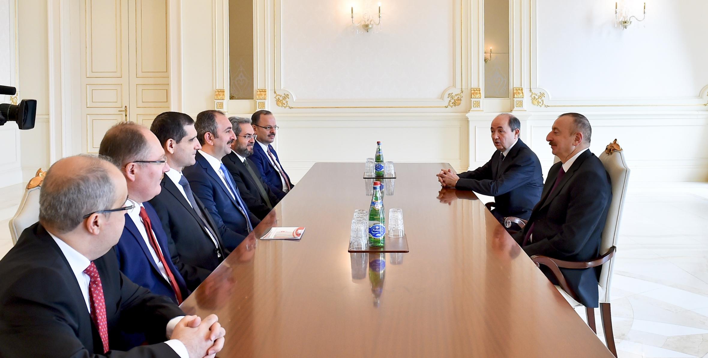 Ильхам Алиев принял делегацию во главе с министром юстиции Турции