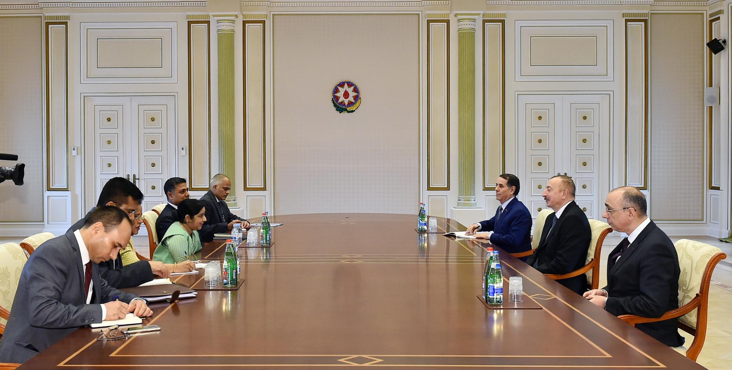 Ильхам Алиев принял делегацию во главе с министром иностранных дел Индии