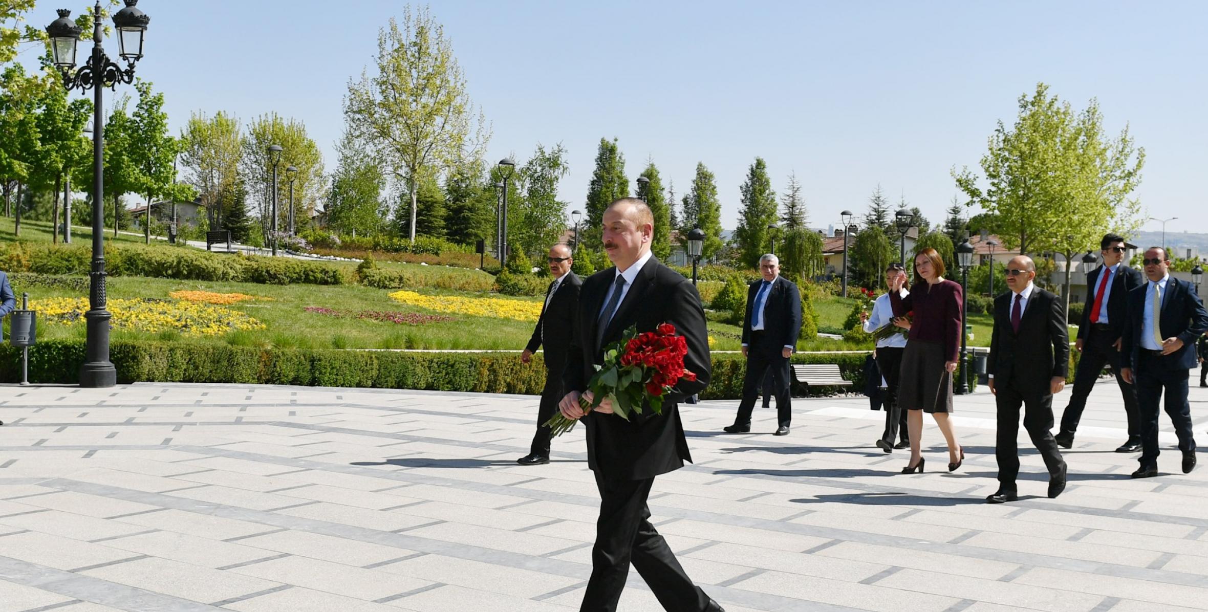 Ильхам Алиев посетил памятник великому лидеру в Парке Гейдара Алиева в Анкаре