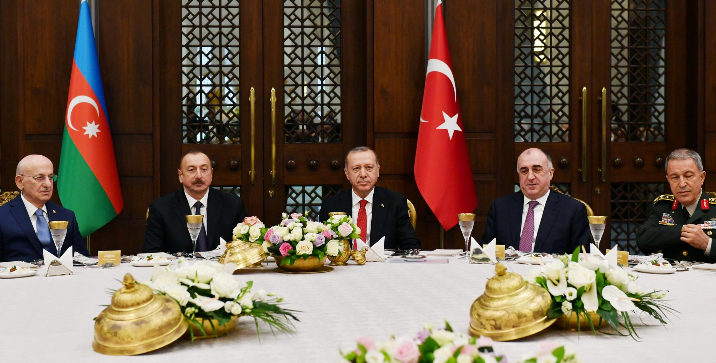 Президента Турецкой Республики Реджепа Тайипа Эрдогана был дан официальный обед в честь Ильхама Алиева