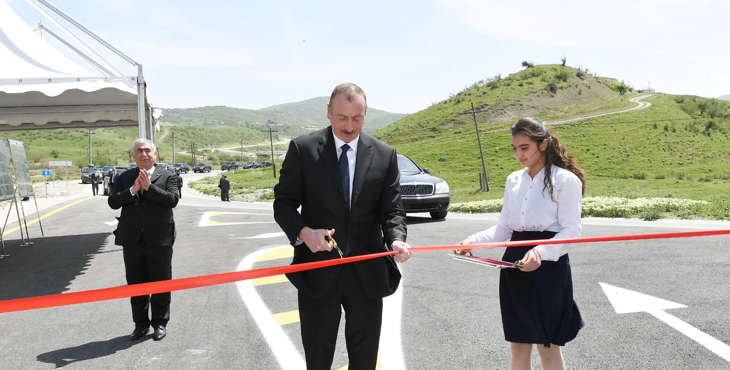 Ильхам Алиев открыл капитально реконструированную дорогу, берущую начало с 34-го километра автомагистрали Гилязи-Хызы, до села Фындыган